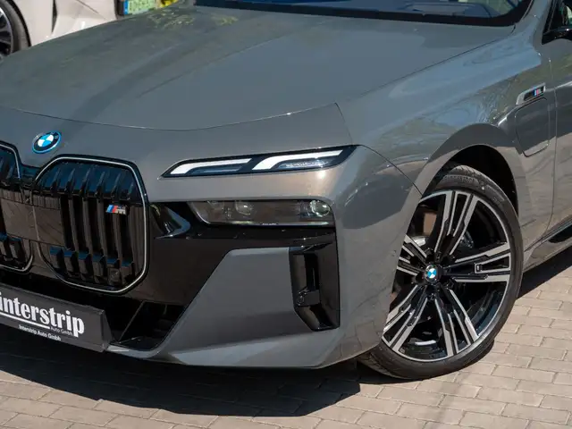 BMW 7 Series view 7