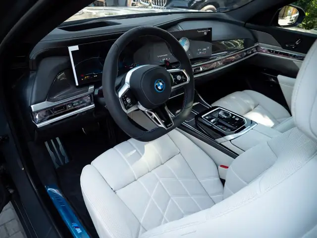 BMW 7 Series view 11