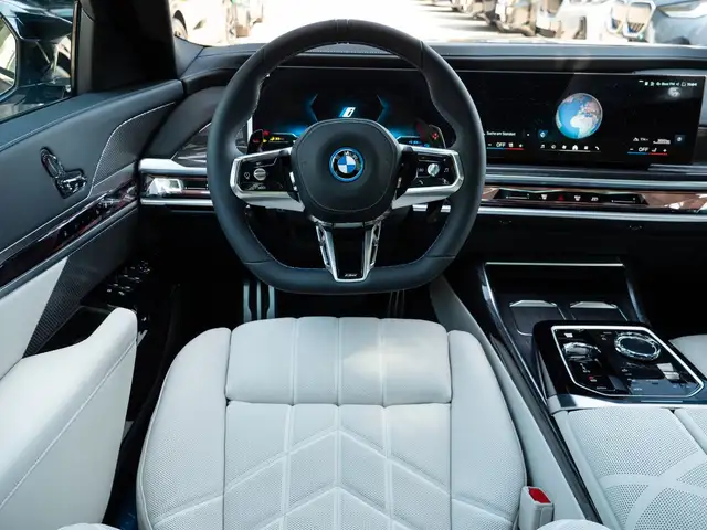 BMW 7 Series view 13
