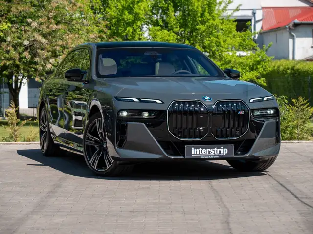 BMW 7 Series view 3