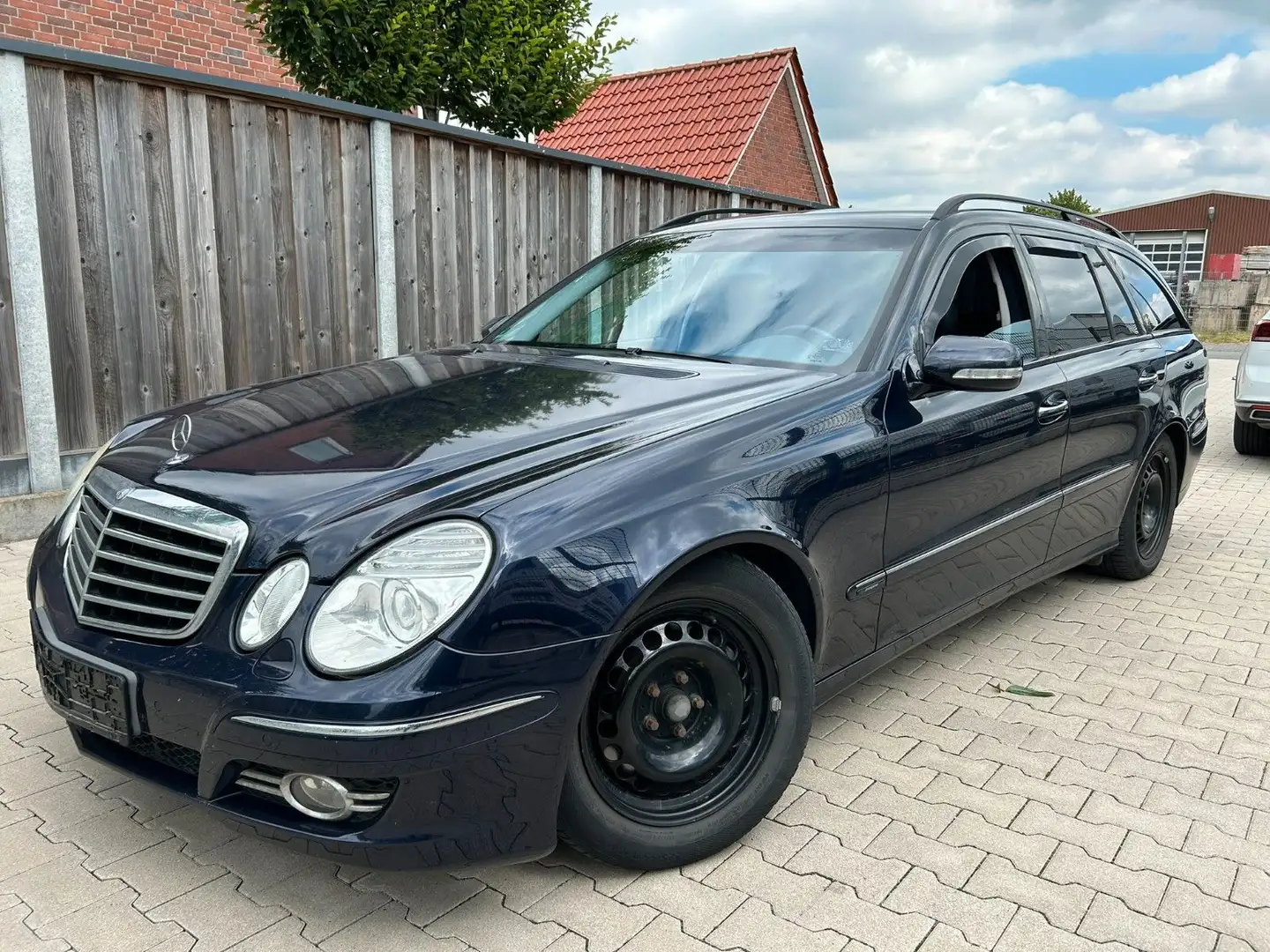 Mercedes-Benz E 220 T CDI  AVANTGARDE+SPORTPAKET/FACELIFT Bleu - 2