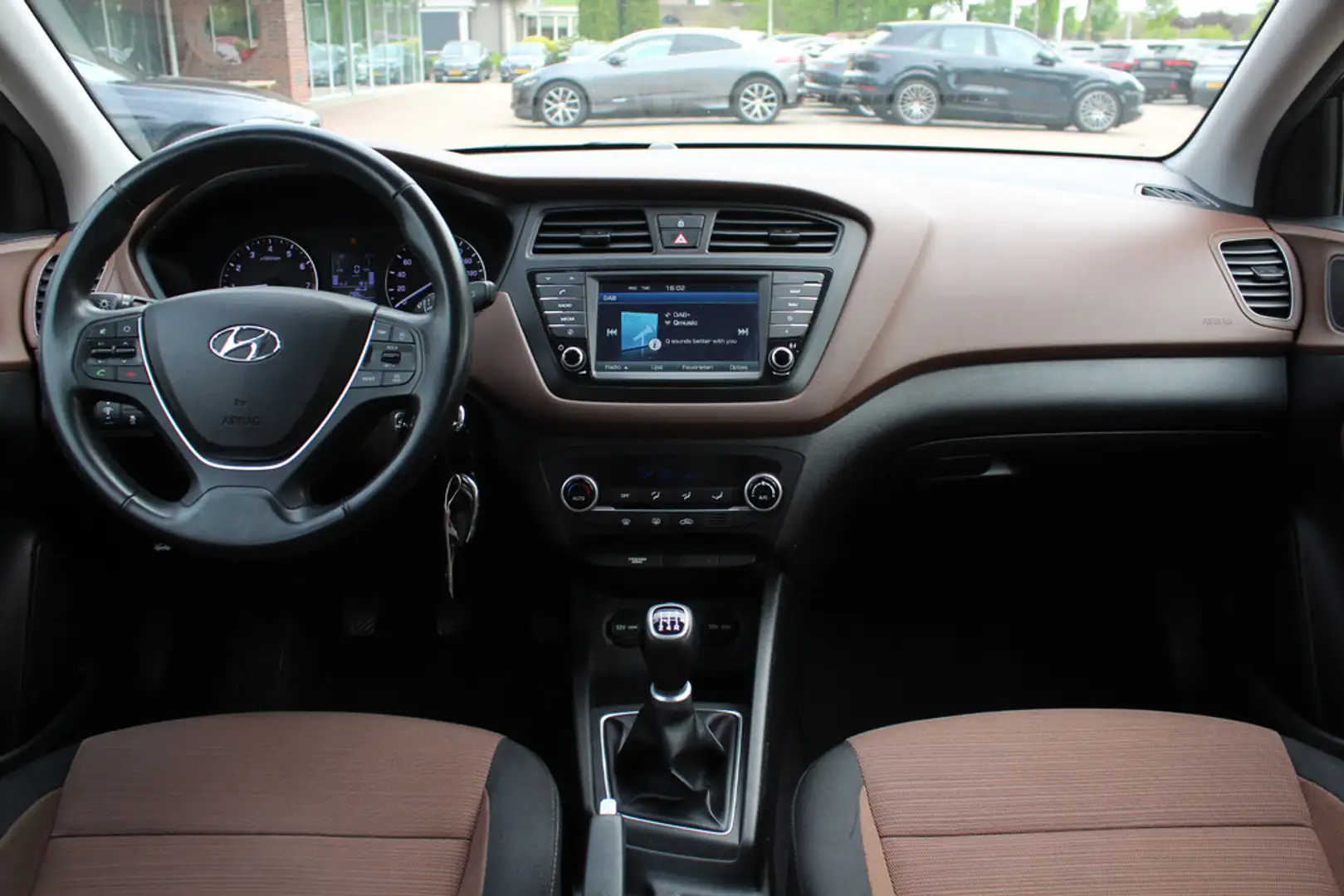 Hyundai i20 1.0 T-GDI Comfort / Trekhaak / Camera / Navigatie Zwart - 2