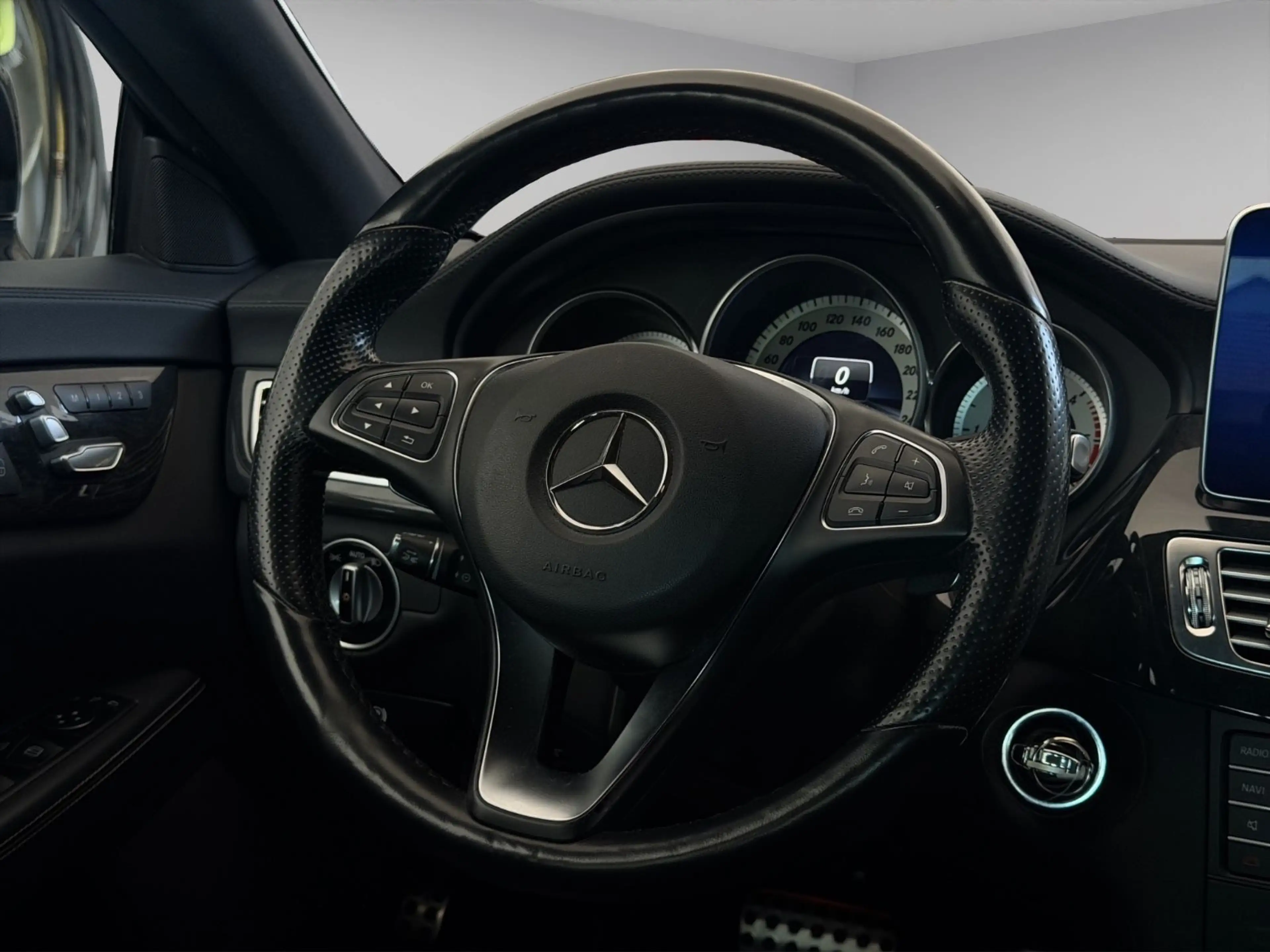 Mercedes-Benz CLS 350 d AMG-Line 4Matic*Designo*Night*MBEAM*Dis — photo 13