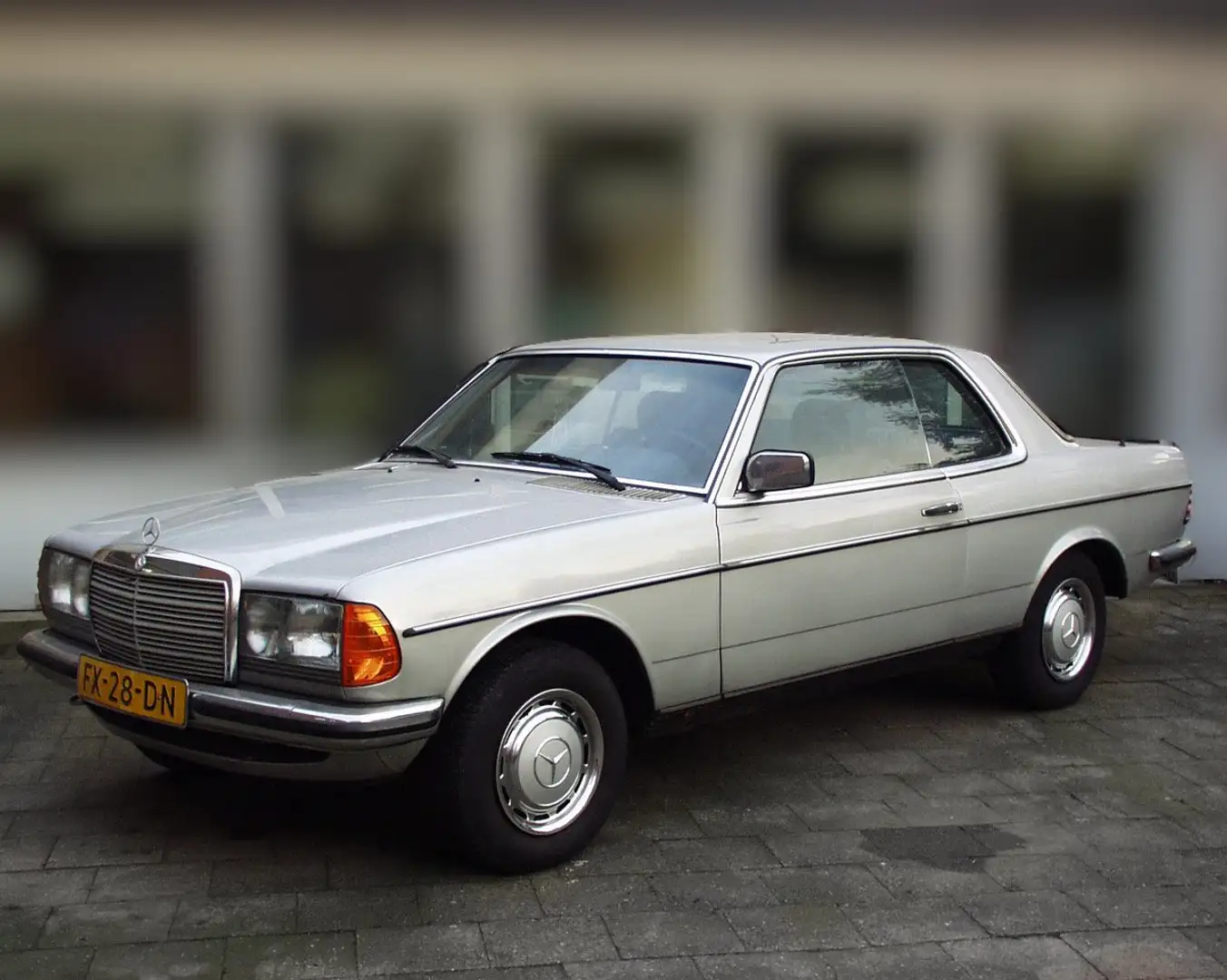 Mercedes-Benz C 230 Coupe automaat bj. 1980 Ezüst - 1