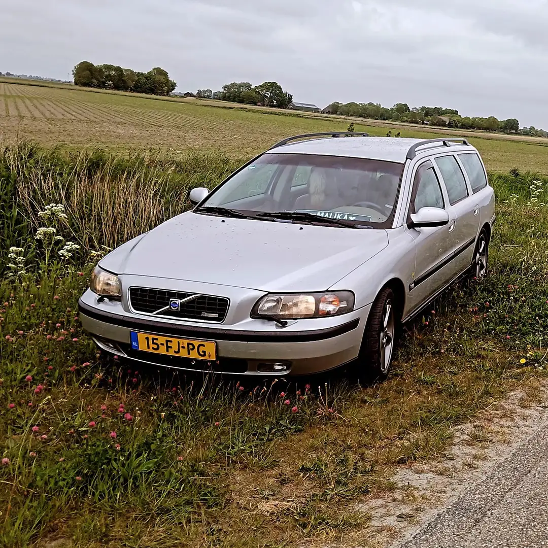 Volvo V70 2.3 T-5 Comfort r disign Grijs - 2
