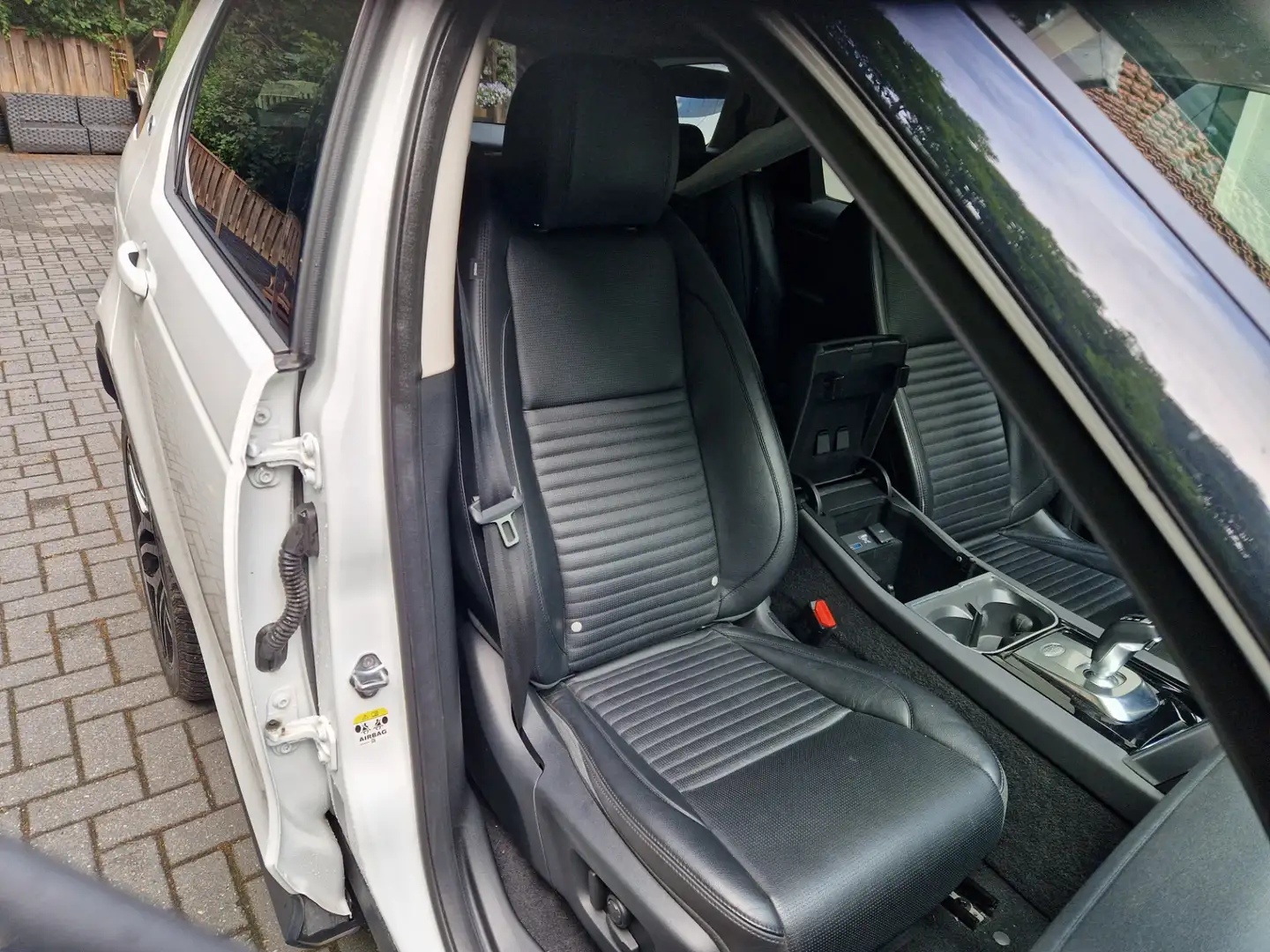 Land Rover Discovery Sport P300e 1.5 / Elektrische Trekhaak / Leder / 360 Cam Wit - 2