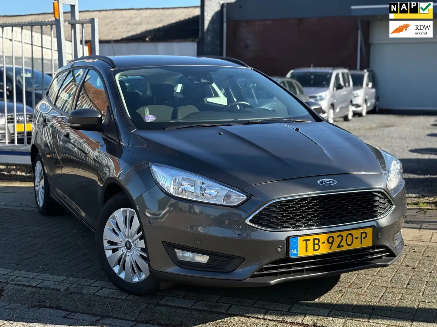 Ford Focus Wagon 1.0 Lease Edition | Nieuwe D-Riem | Navigati Grau - 1