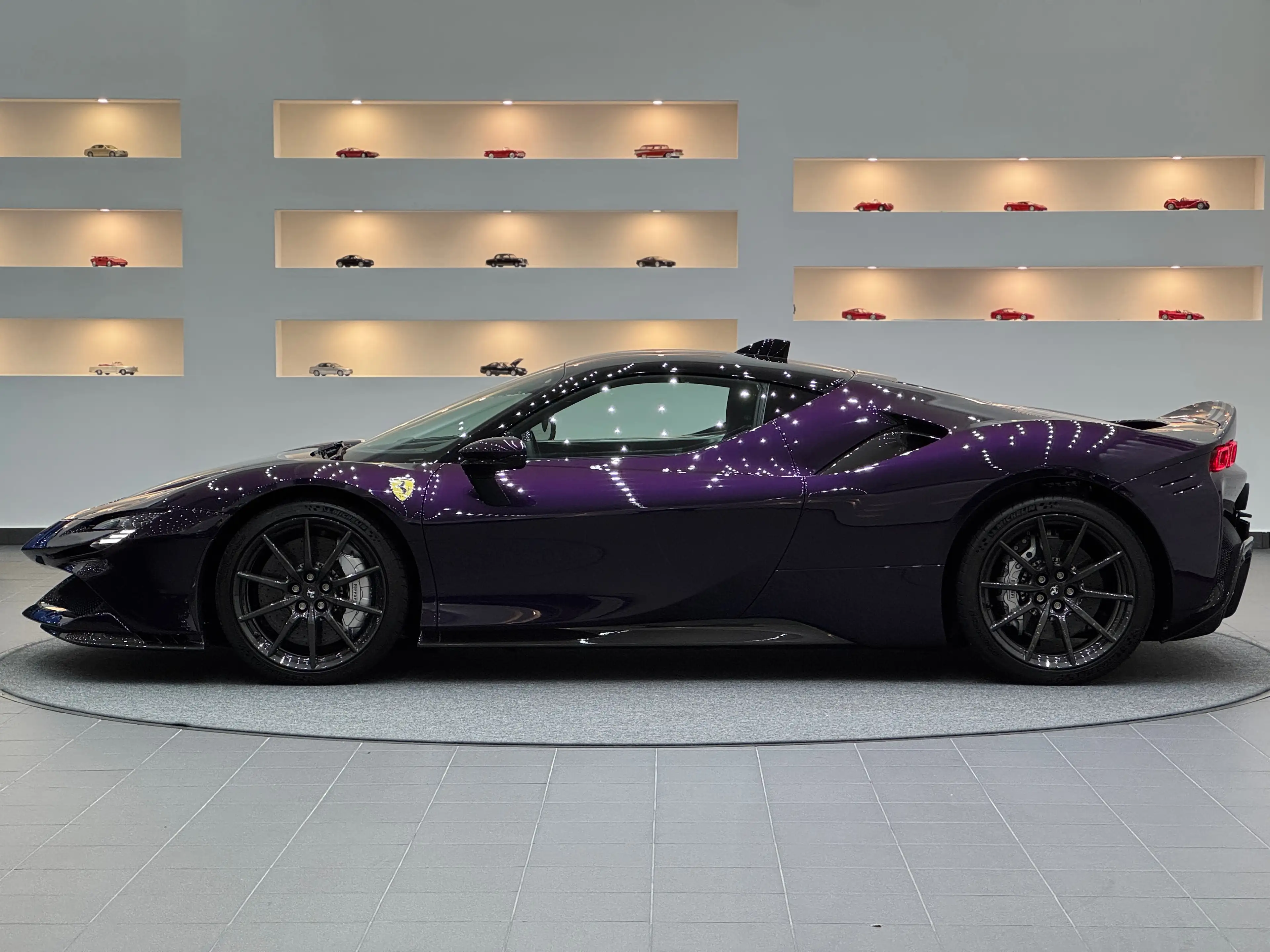 Ferrari SF90 Stradale Assetto Fiorano *Atelier*Viola-Hong-Kong*Carbon* — photo 2