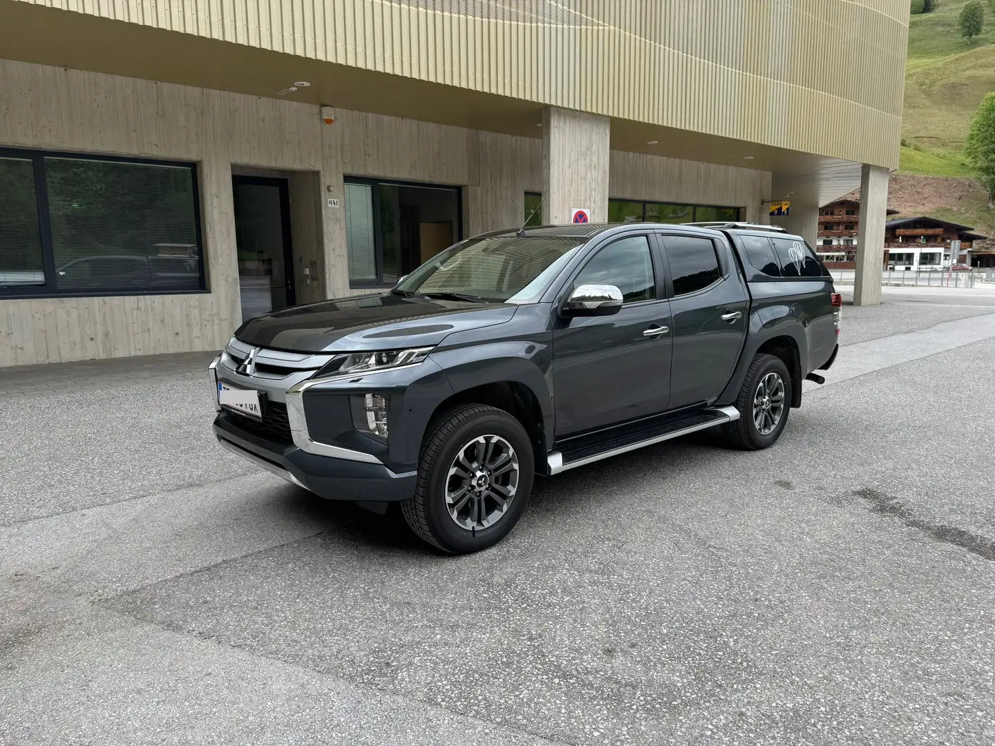 Mitsubishi L200 L 200 2,2 DI-D HP 4WD Doppelkabine Intense Aut. Intense Grau - 1