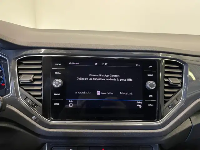 Volkswagen T-Roc view 10