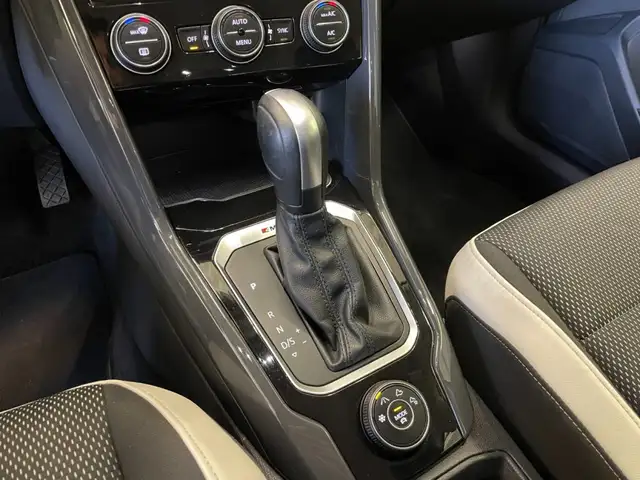 Volkswagen T-Roc view 8
