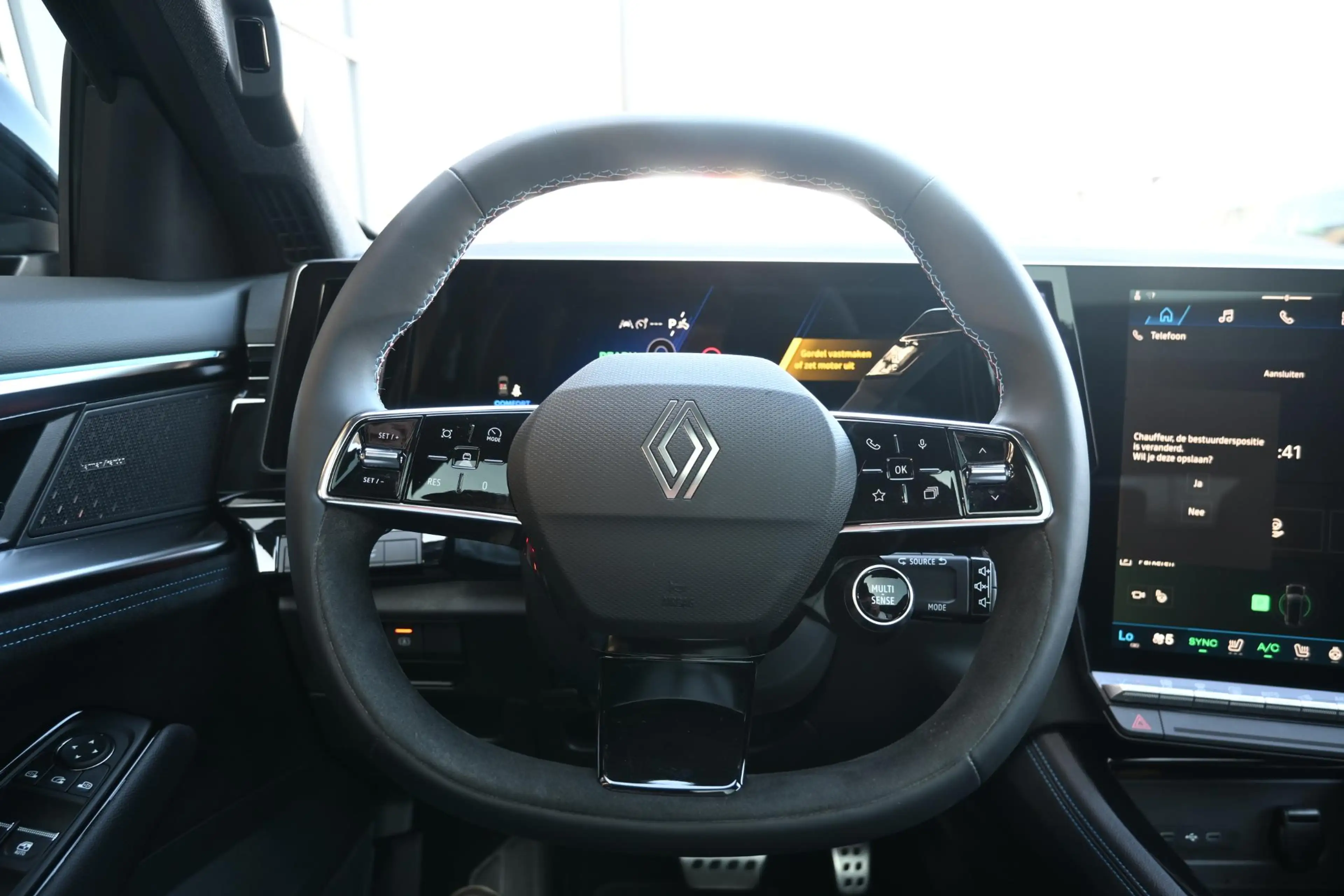 Renault Austral E-Tech full hybrid 200 esprit Alpine | STUUR/STOEL — photo 17