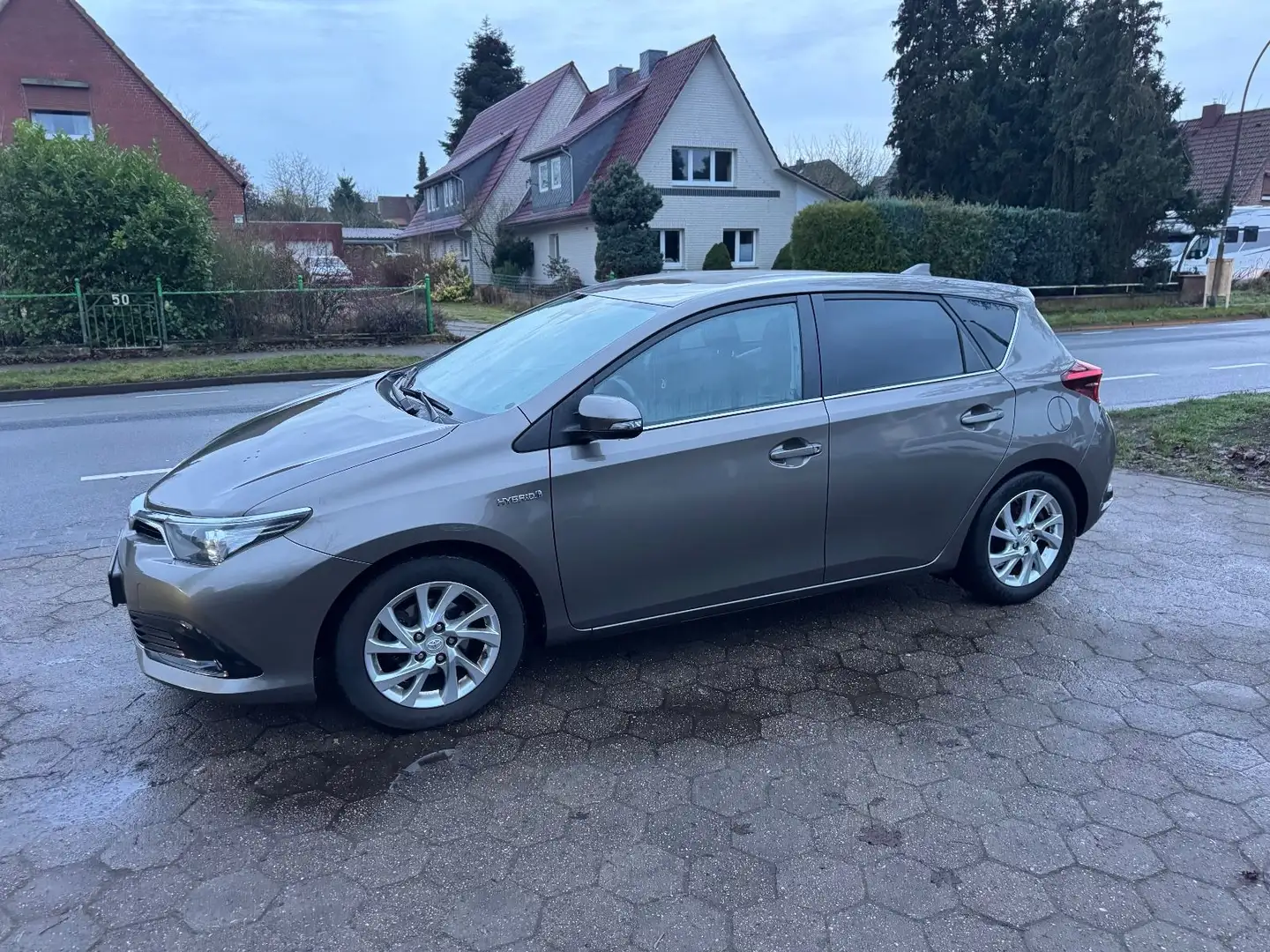Toyota Auris Hybrid Limo*Kamera+Alu+SHZ+Klimaaut* Braun - 1
