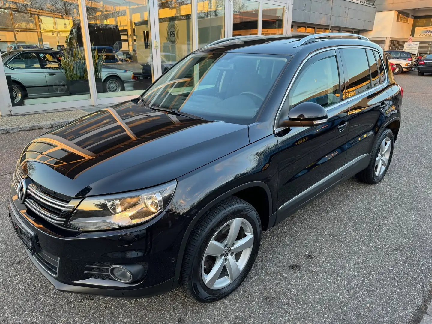 Volkswagen Tiguan 2.0 TDI 4Motion Sport **PANORAMA/PDC/SITZH./AHK** Schwarz - 2