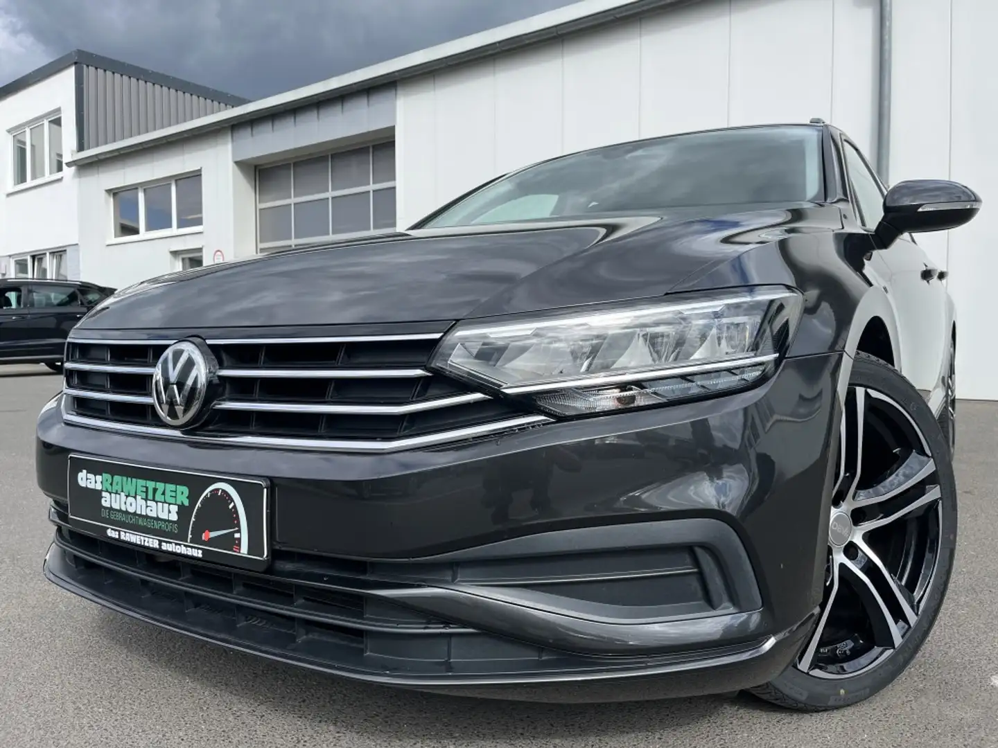 Volkswagen Passat Variant 1.6 TDI DSG R-Line Optik 117€ m. 20% Anzahlung A Grau - 1