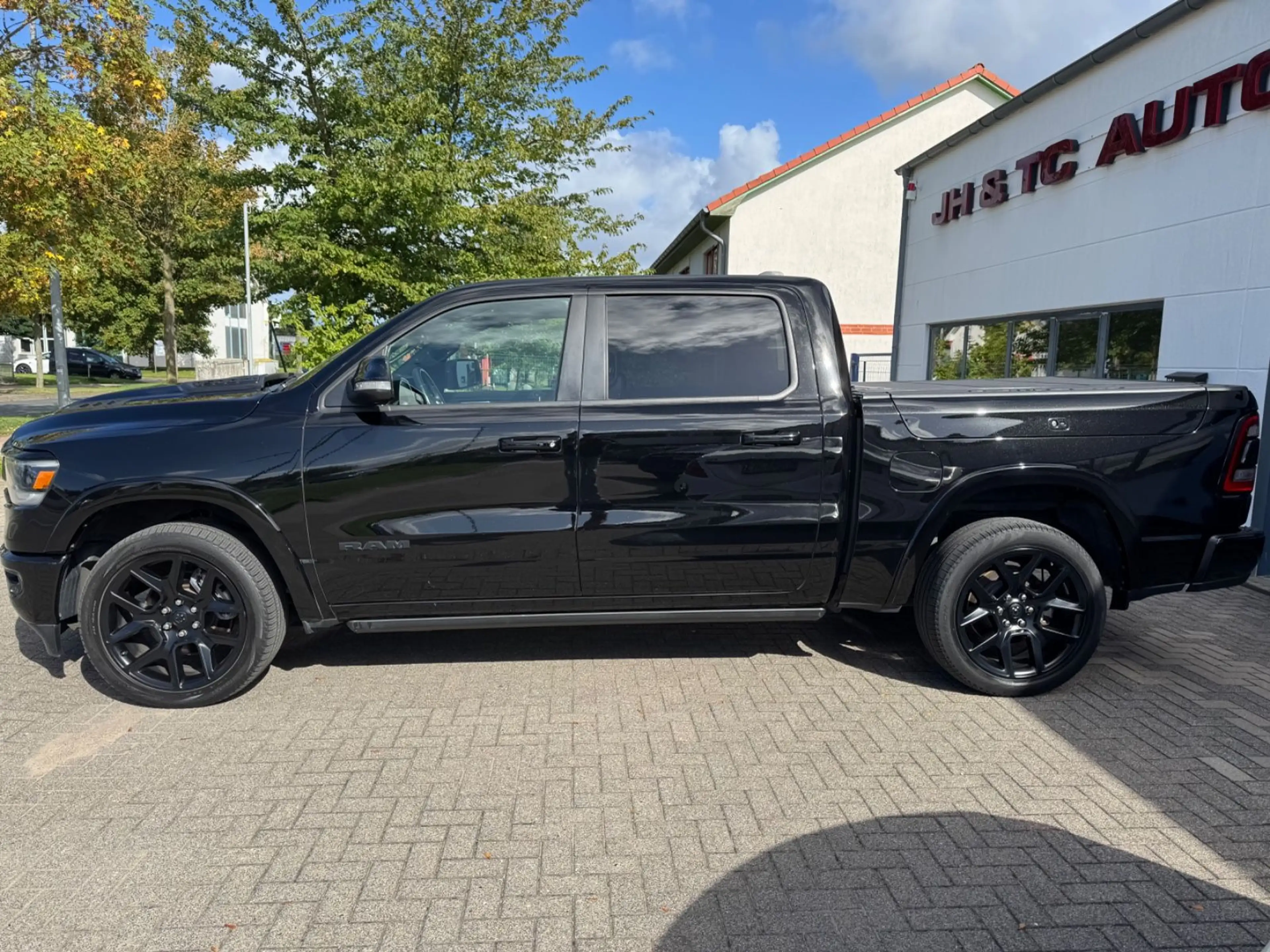 Dodge RAM 1500 5.7 V8/LARAMIE NIGHT/PANO/AHK/NAVI/VOLL — photo 3