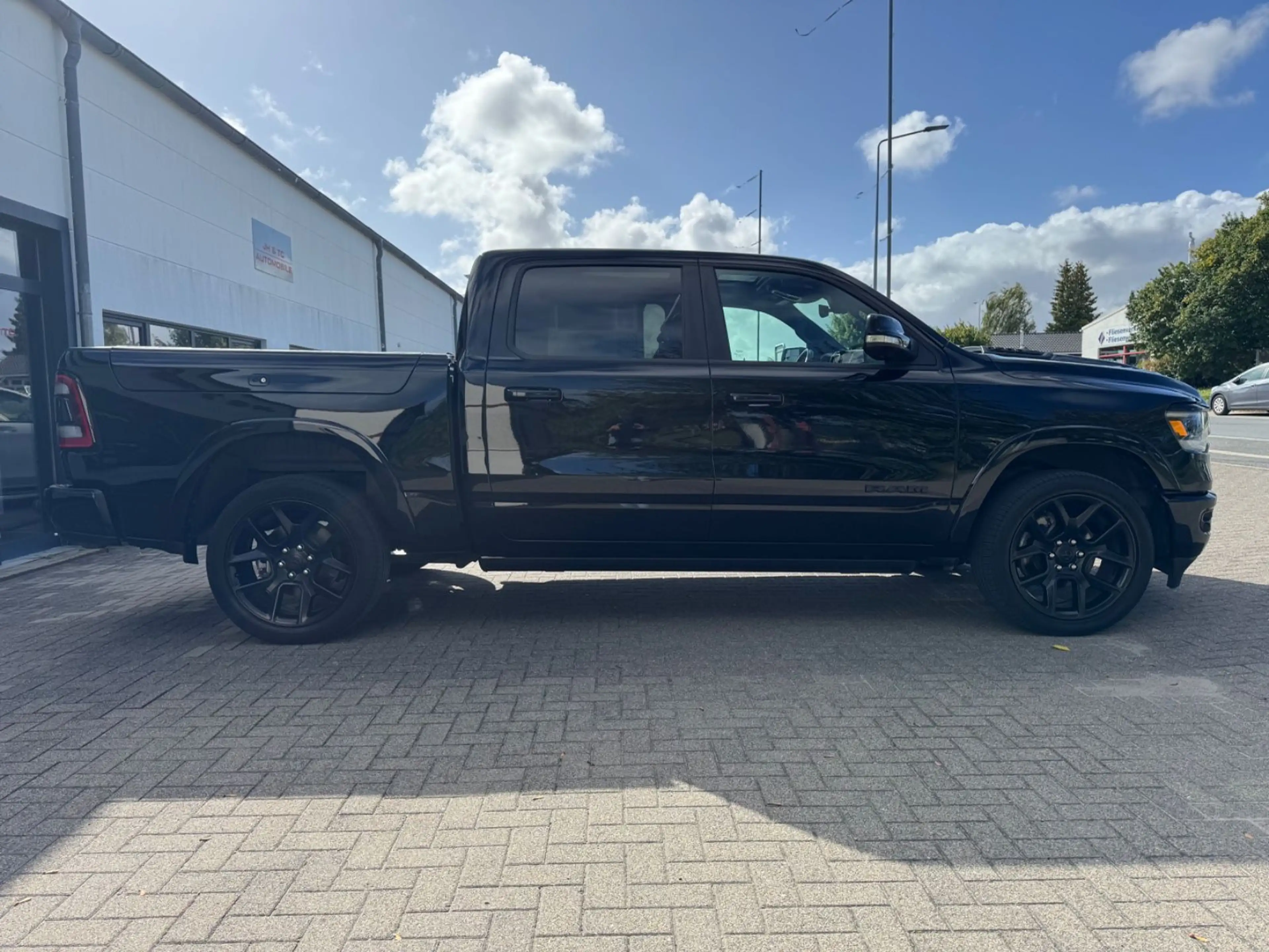 Dodge RAM 1500 5.7 V8/LARAMIE NIGHT/PANO/AHK/NAVI/VOLL — photo 4