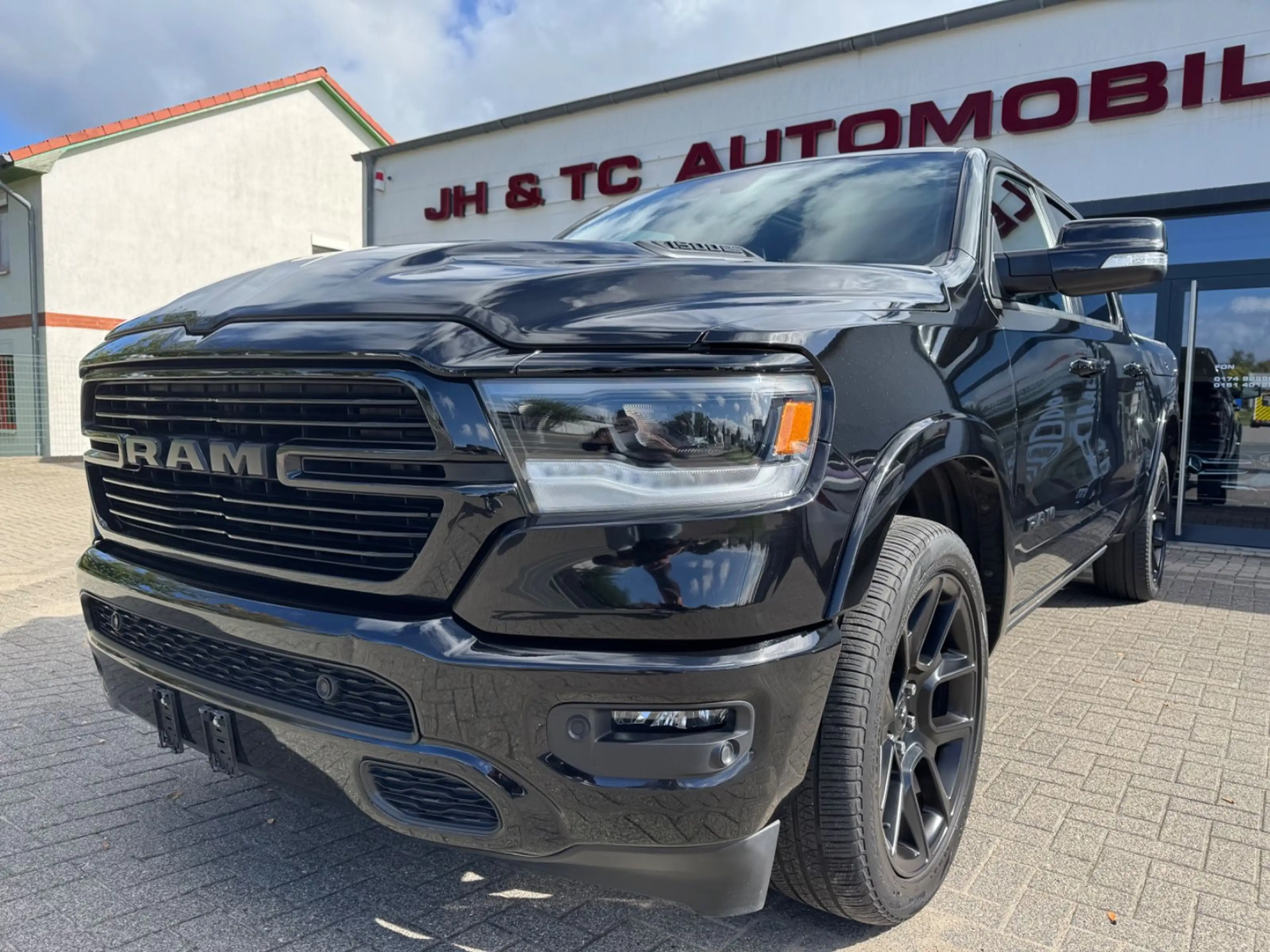 Dodge RAM 1500 5.7 V8/LARAMIE NIGHT/PANO/AHK/NAVI/VOLL