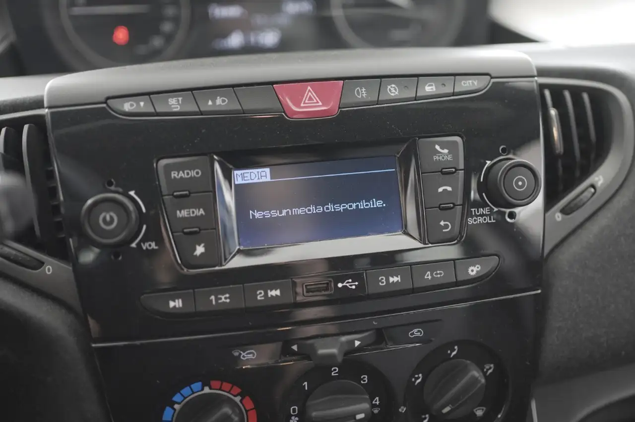 Lancia Ypsilon 2023 — фото 8
