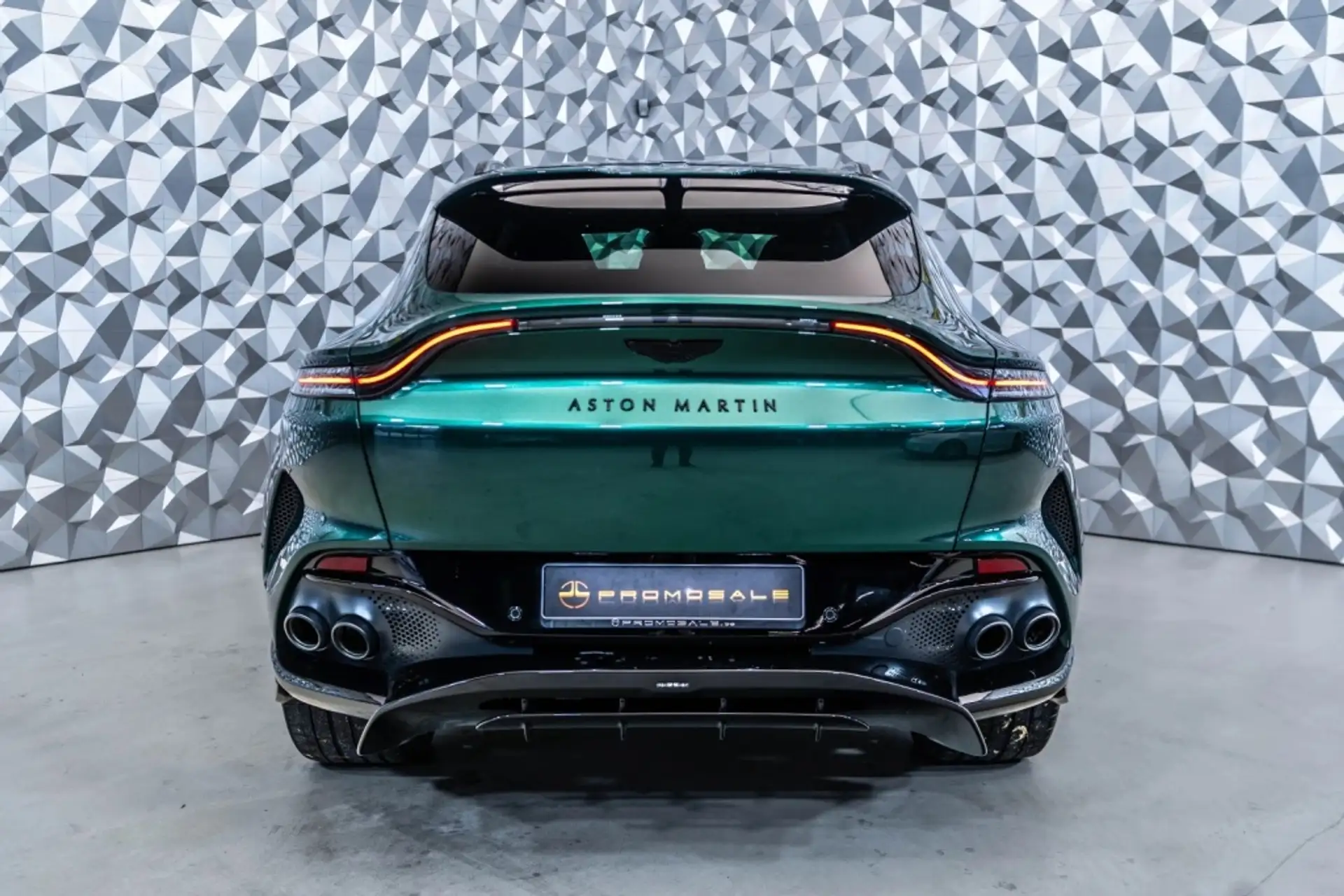 애스턴마틴 DBX 2025 청록 사진 5