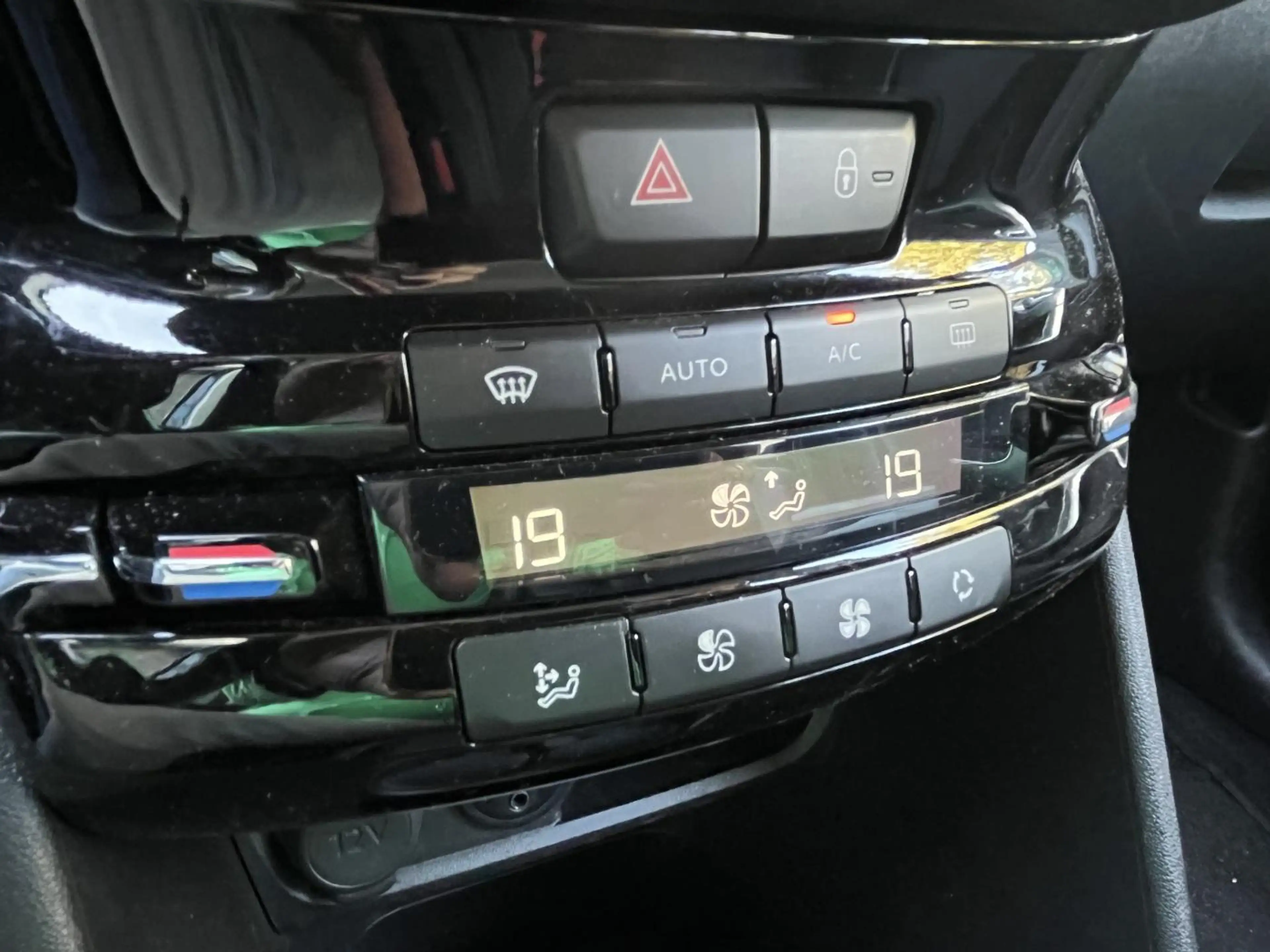 Peugeot 2008 1.2 PureTech Allure | CLIMA | NAV. | CAMERA | TREK — photo 10