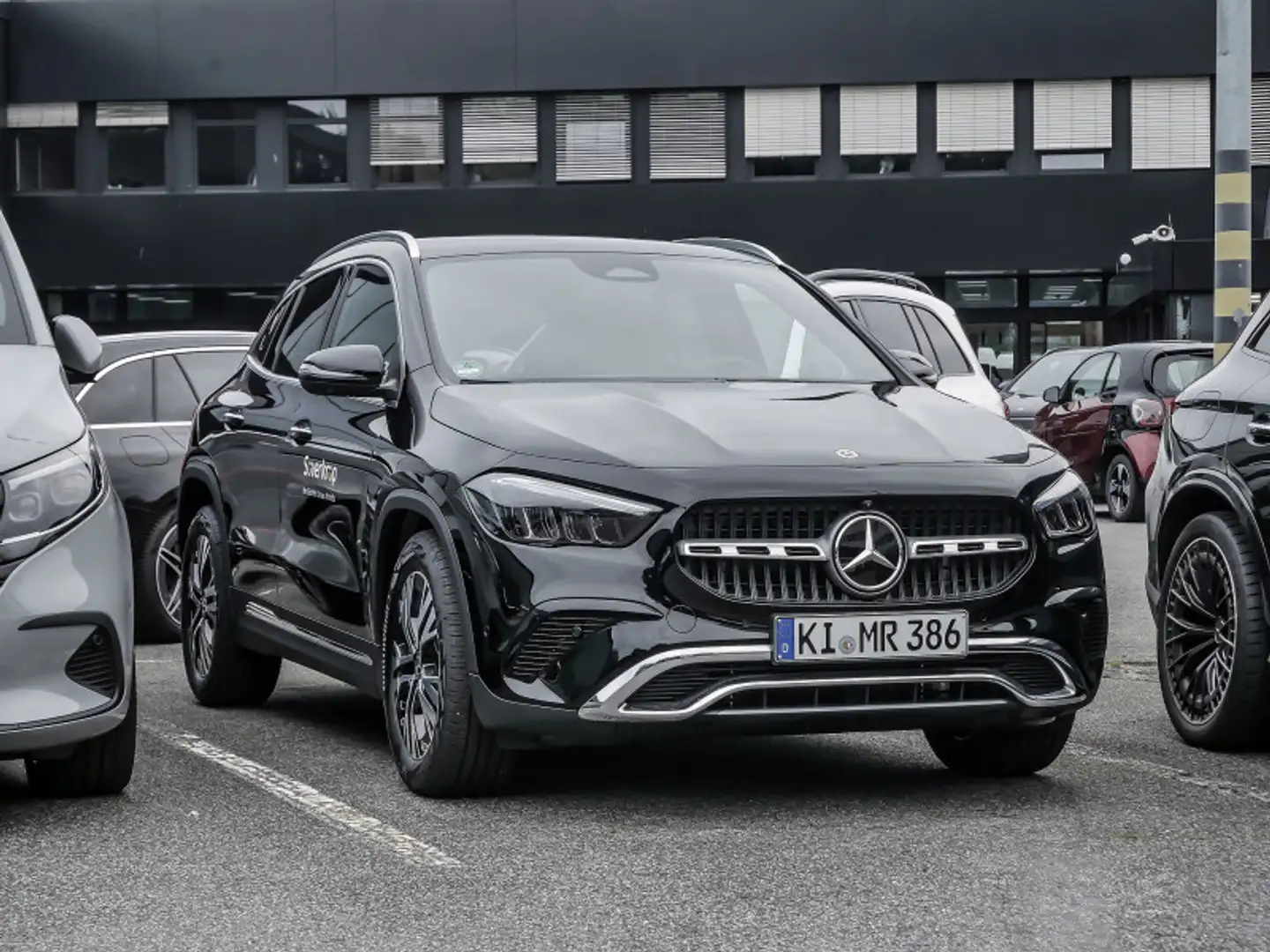 Mercedes-Benz GLA 200 PROGRESSIVE SPUR 360 PDC SHZ Schwarz - 2