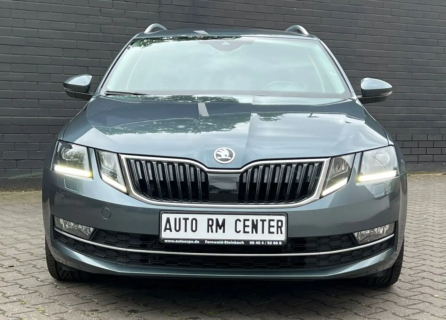 Skoda Octavia Combi 2.0 TDI DSG Premium Edition Grau - 2