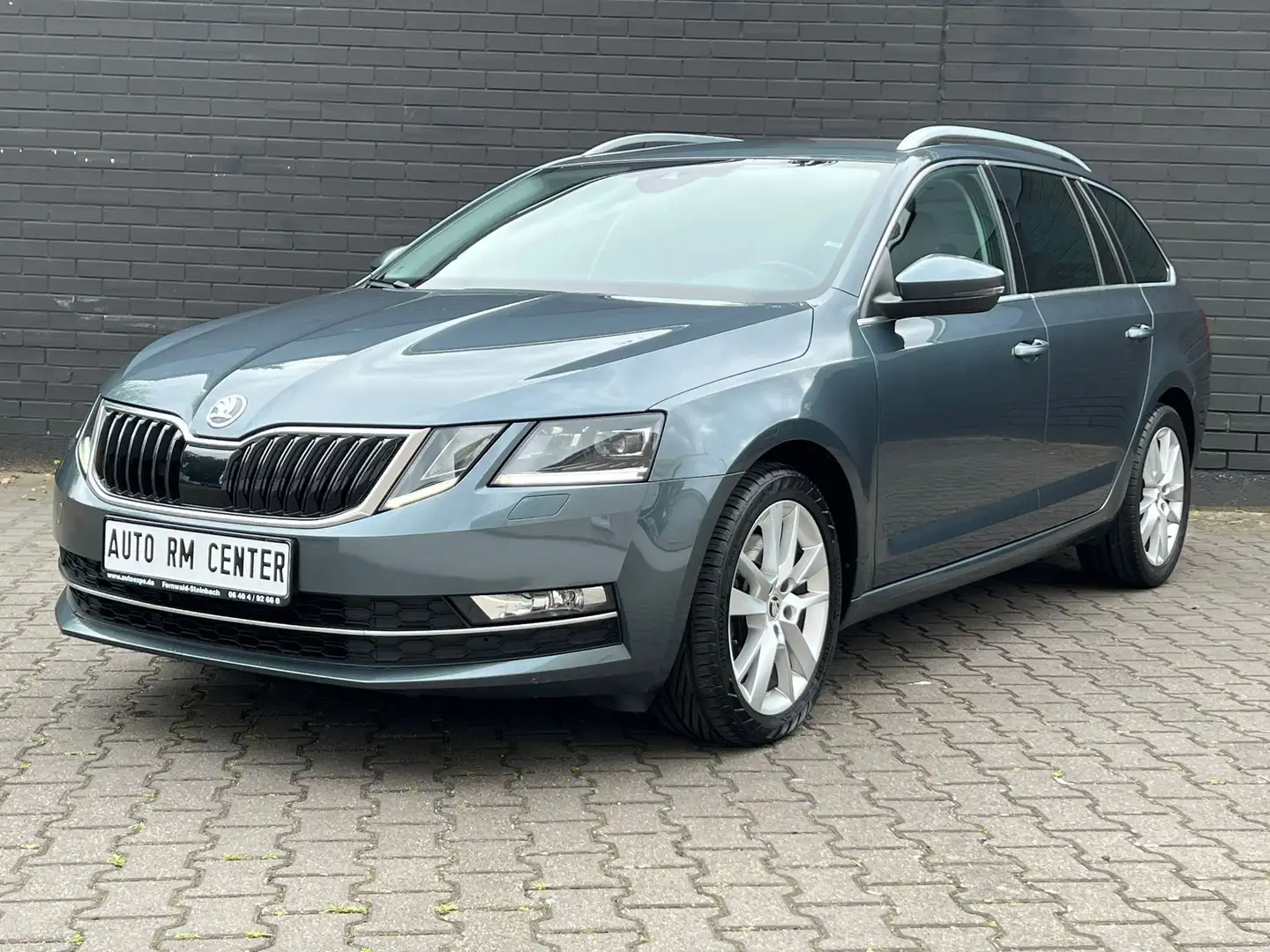Skoda Octavia Combi 2.0 TDI DSG Premium Edition Grau - 1