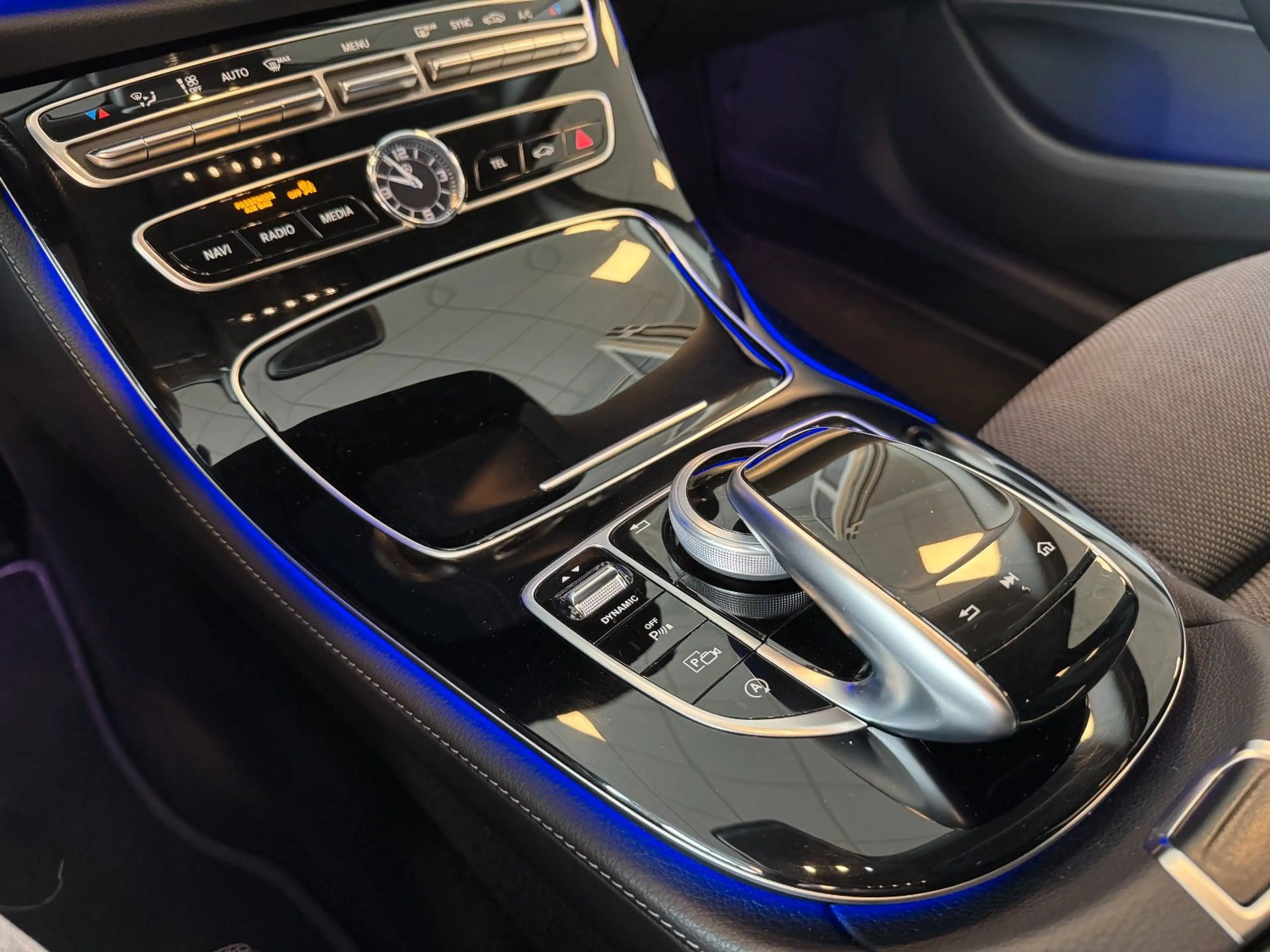 Mercedes-Benz E 200 T AVA 9G-Tr LED SHZ Rü-Ka CarPlay Ambiente — photo 22