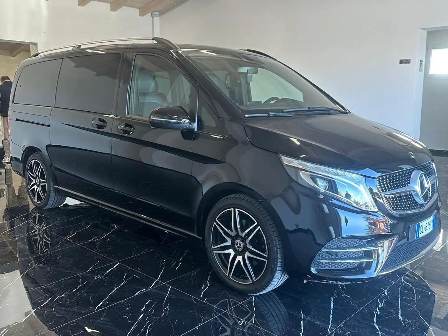 Mercedes-Benz V V Long 300 d Sport auto Black - 2