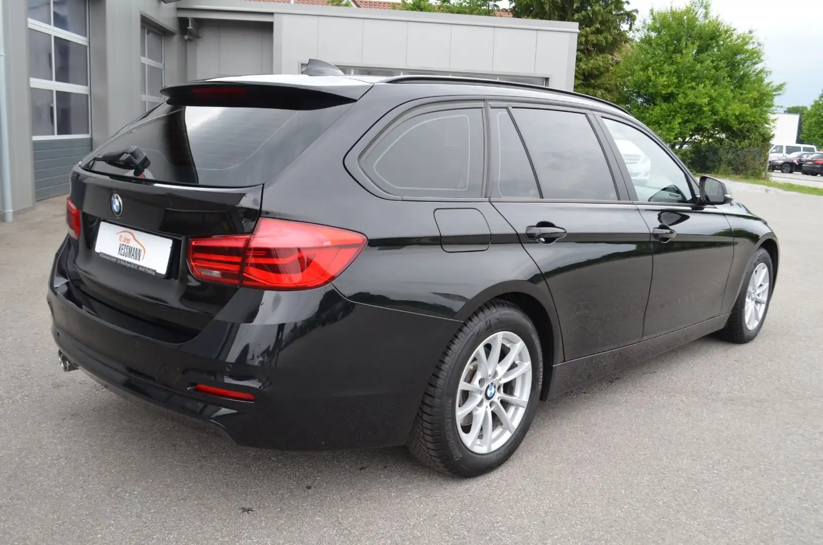 BMW 320 d Touring Advantage Automatik Navi LED AHk Schwarz - 2