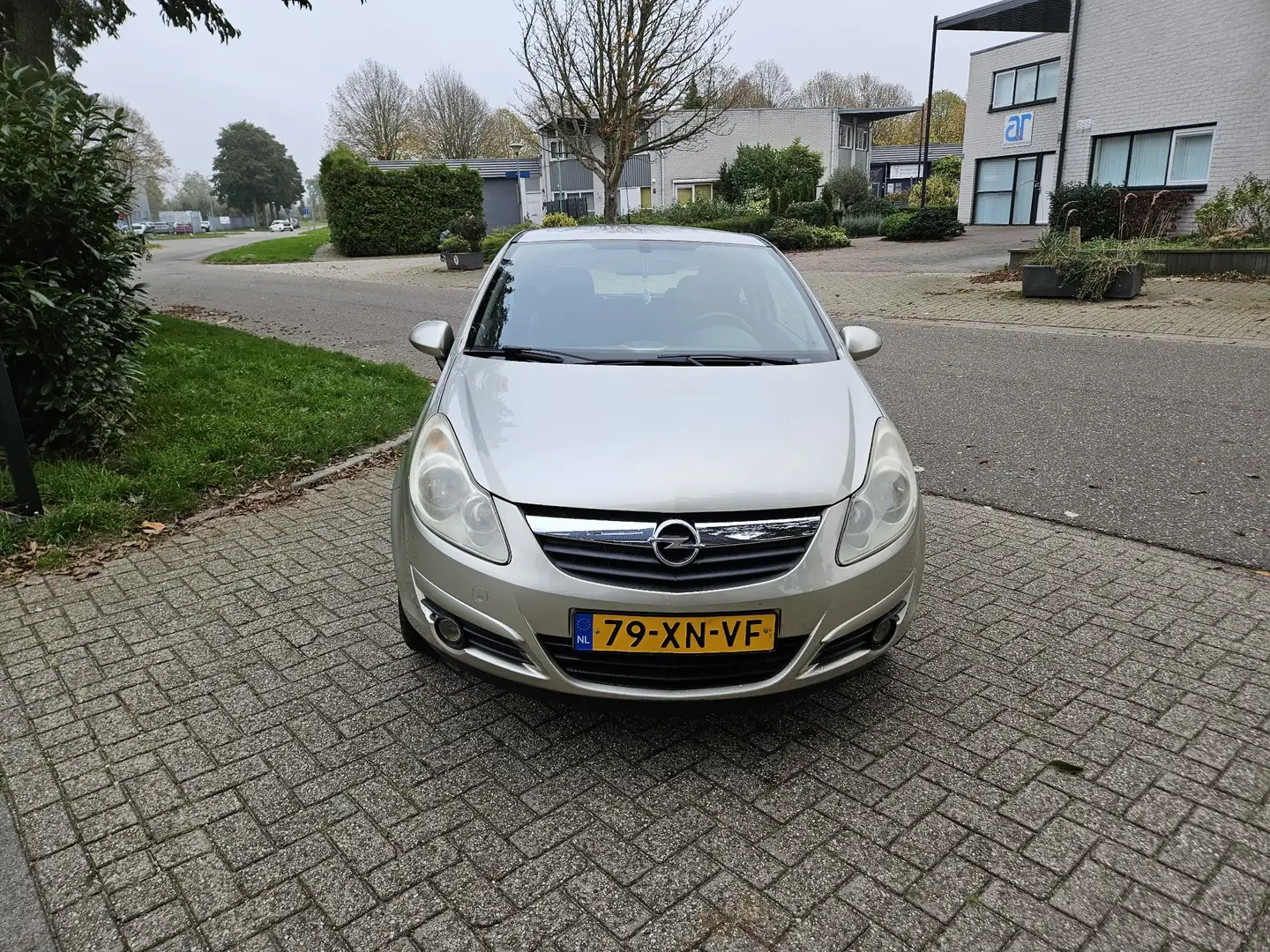Opel Corsa 1.4-16V Enjoy Bronce - 2
