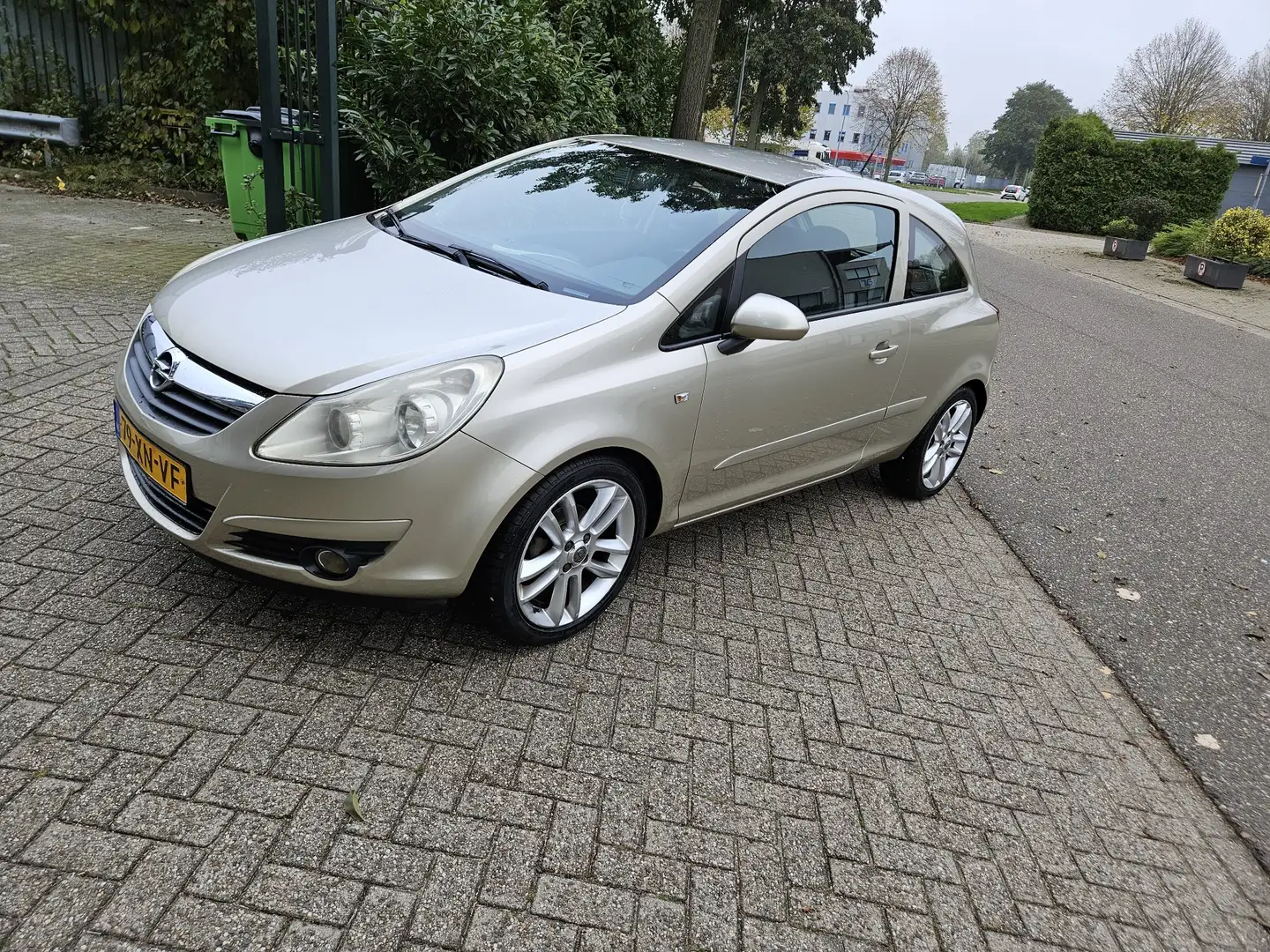 Opel Corsa 1.4-16V Enjoy Bronce - 1