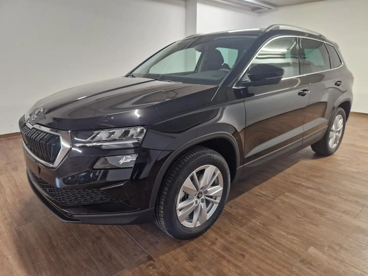 Skoda Karoq Selection 4x4 2.0 TDI AHK ACC RFK Navi LED Schwarz - 1