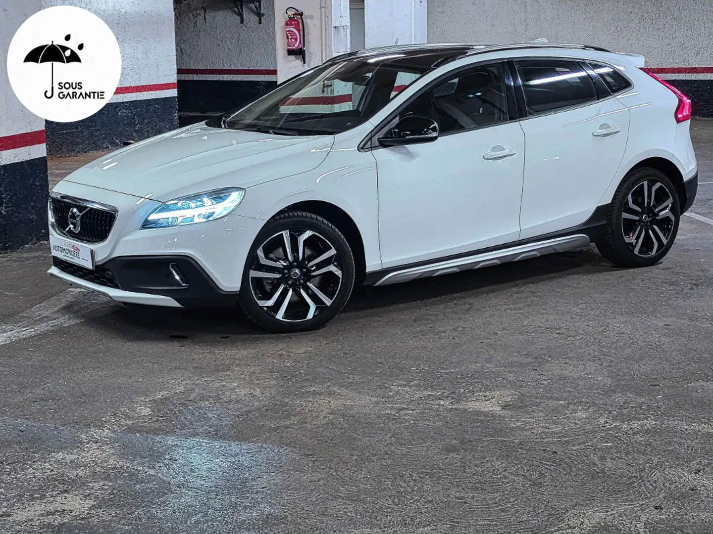 Volvo V40 Cross Country T3 152ch Momentum Geartronic Blanc - 1