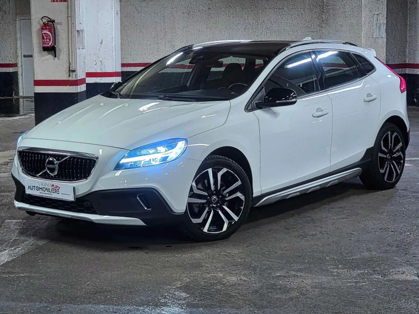 Volvo V40 Cross Country T3 152ch Momentum Geartronic Biały - 2