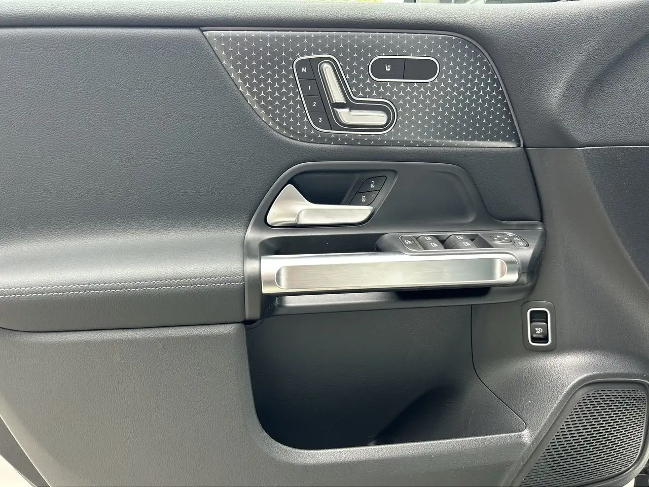 Mercedes-Benz EQB снимка Mercedes-Benz EQB