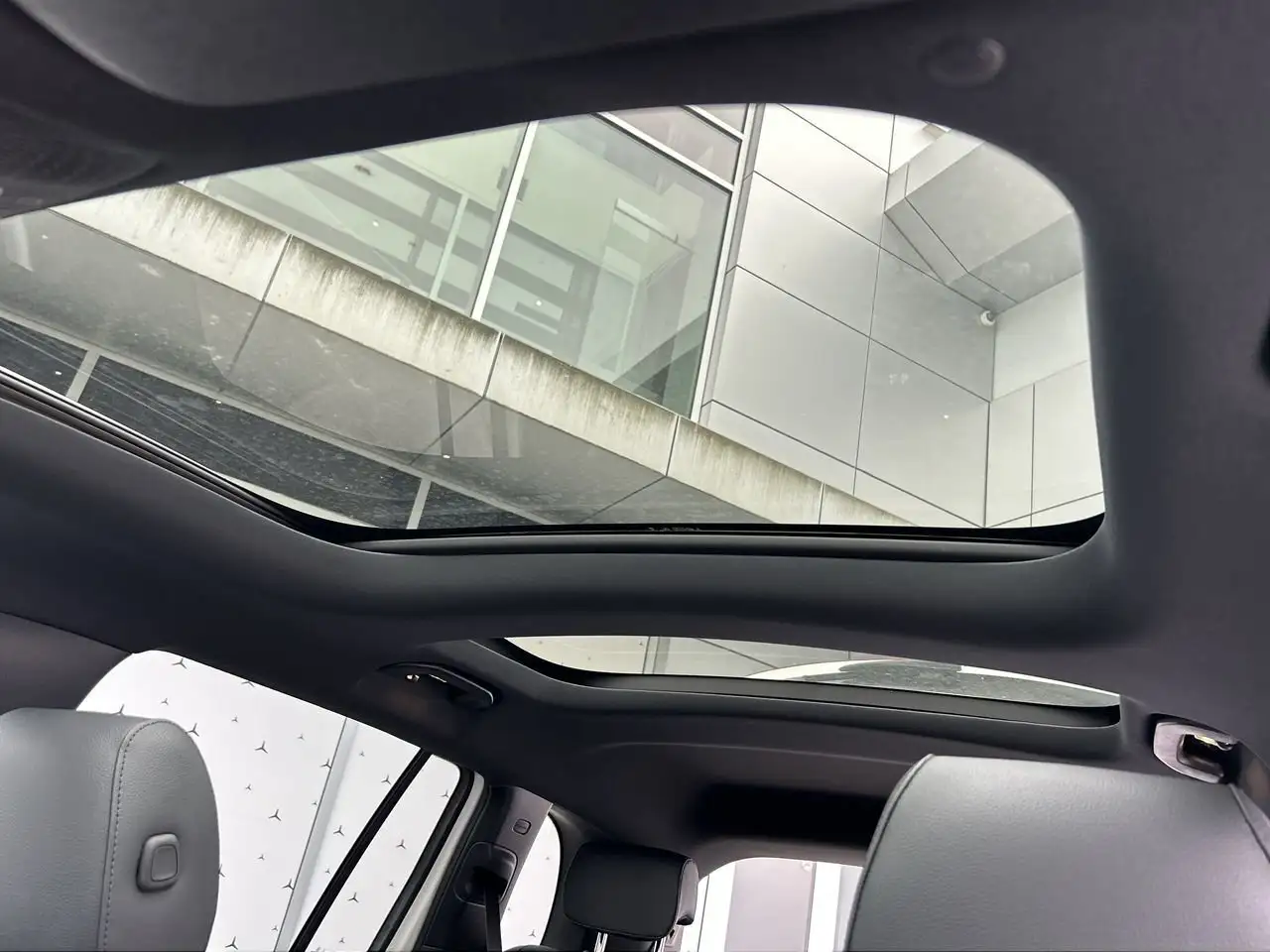 Mercedes-Benz EQB снимка Mercedes-Benz EQB