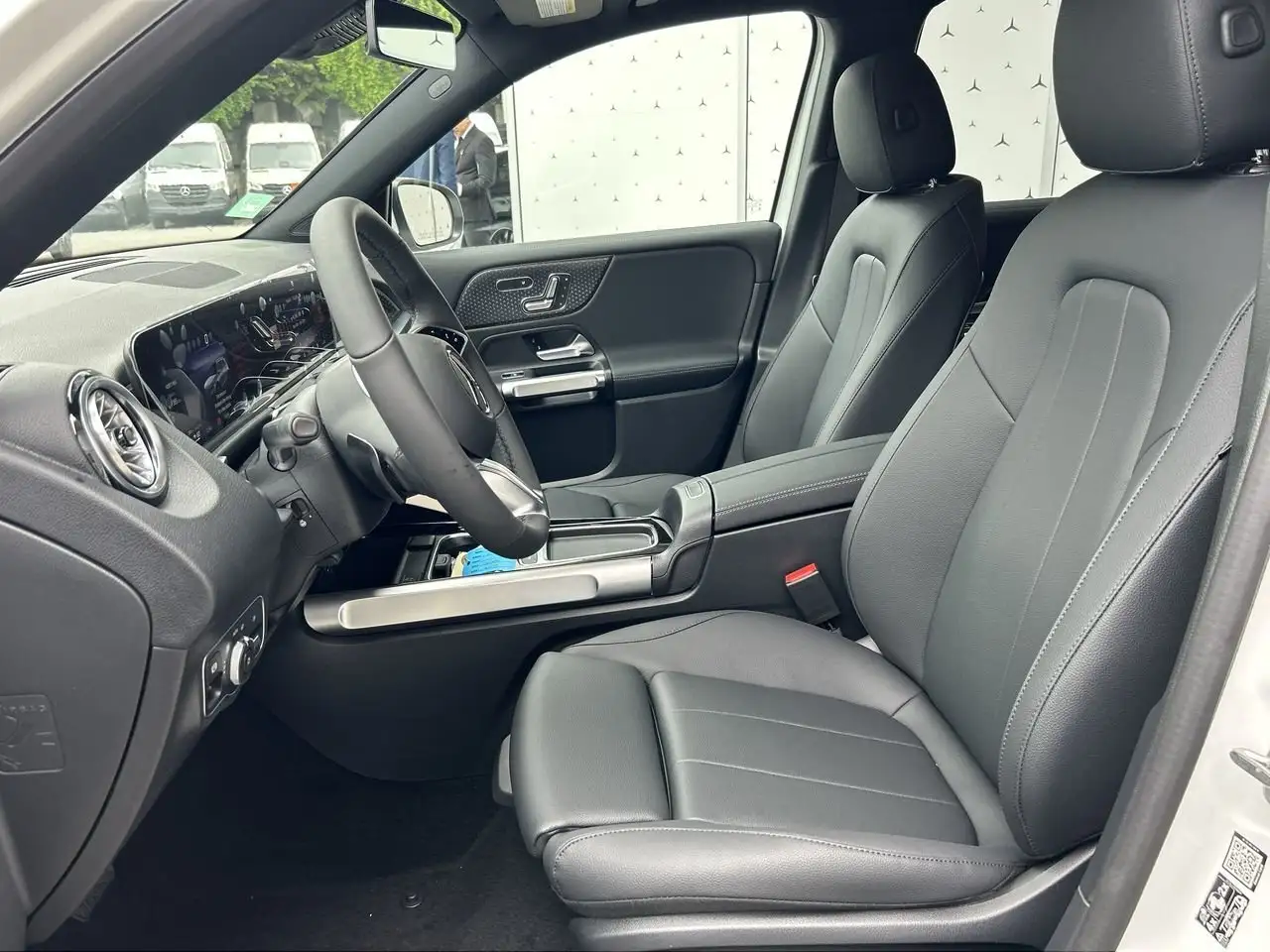 Mercedes-Benz EQB снимка Mercedes-Benz EQB
