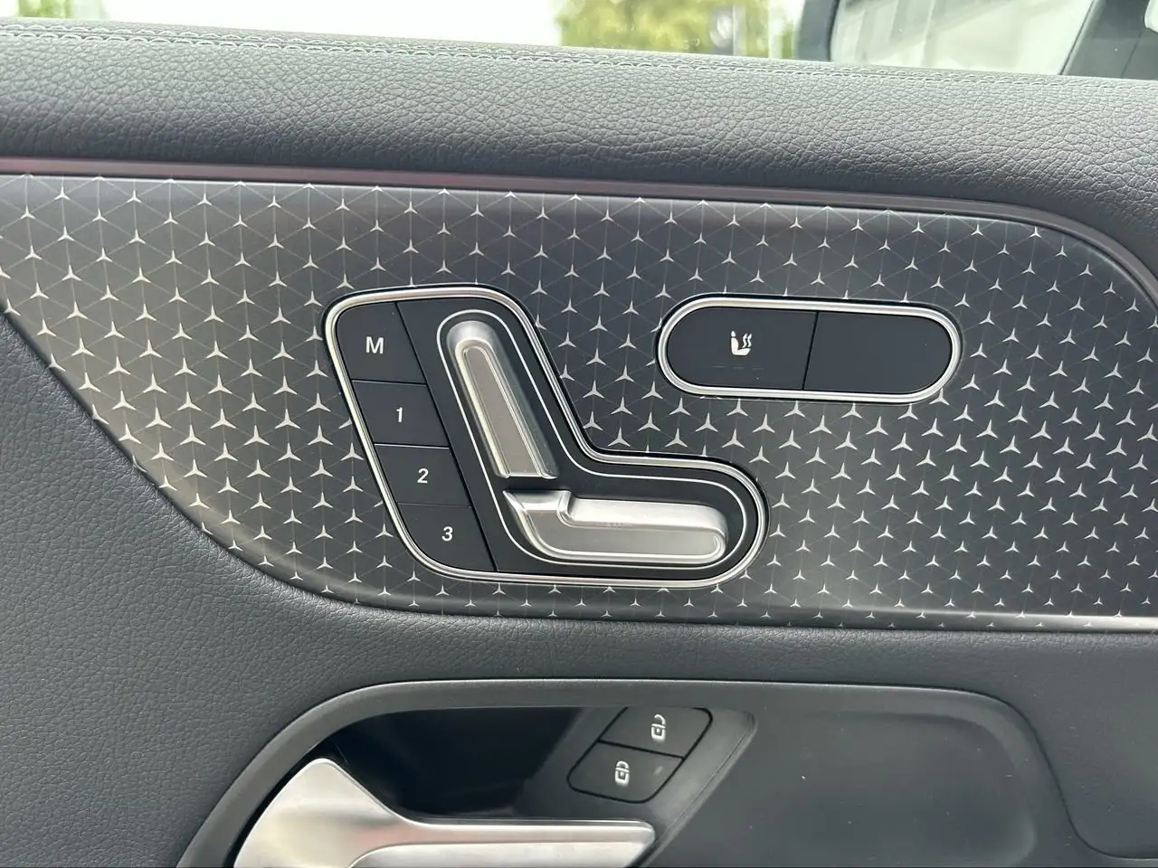 Mercedes-Benz EQB снимка Mercedes-Benz EQB