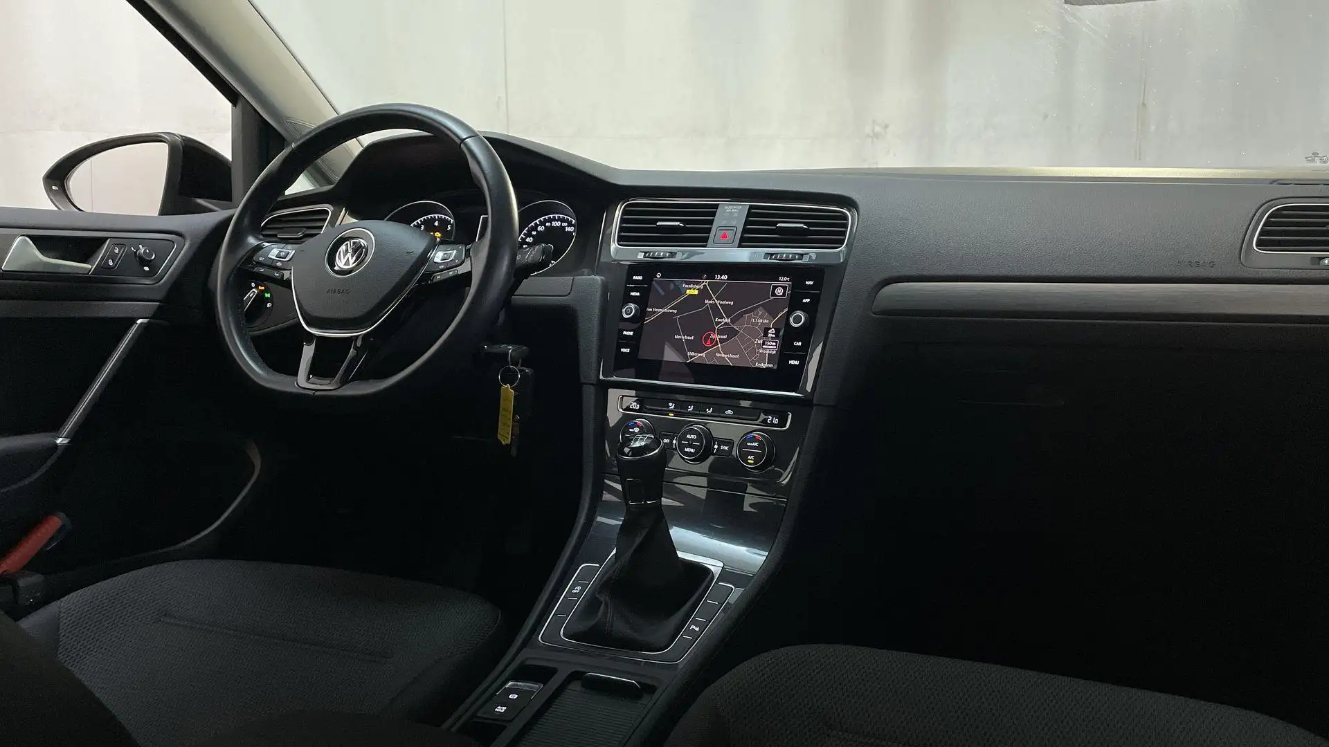Volkswagen Golf 1.5 TSI Comfortline Navigatie Parkeersensoren App- Zwart - 2