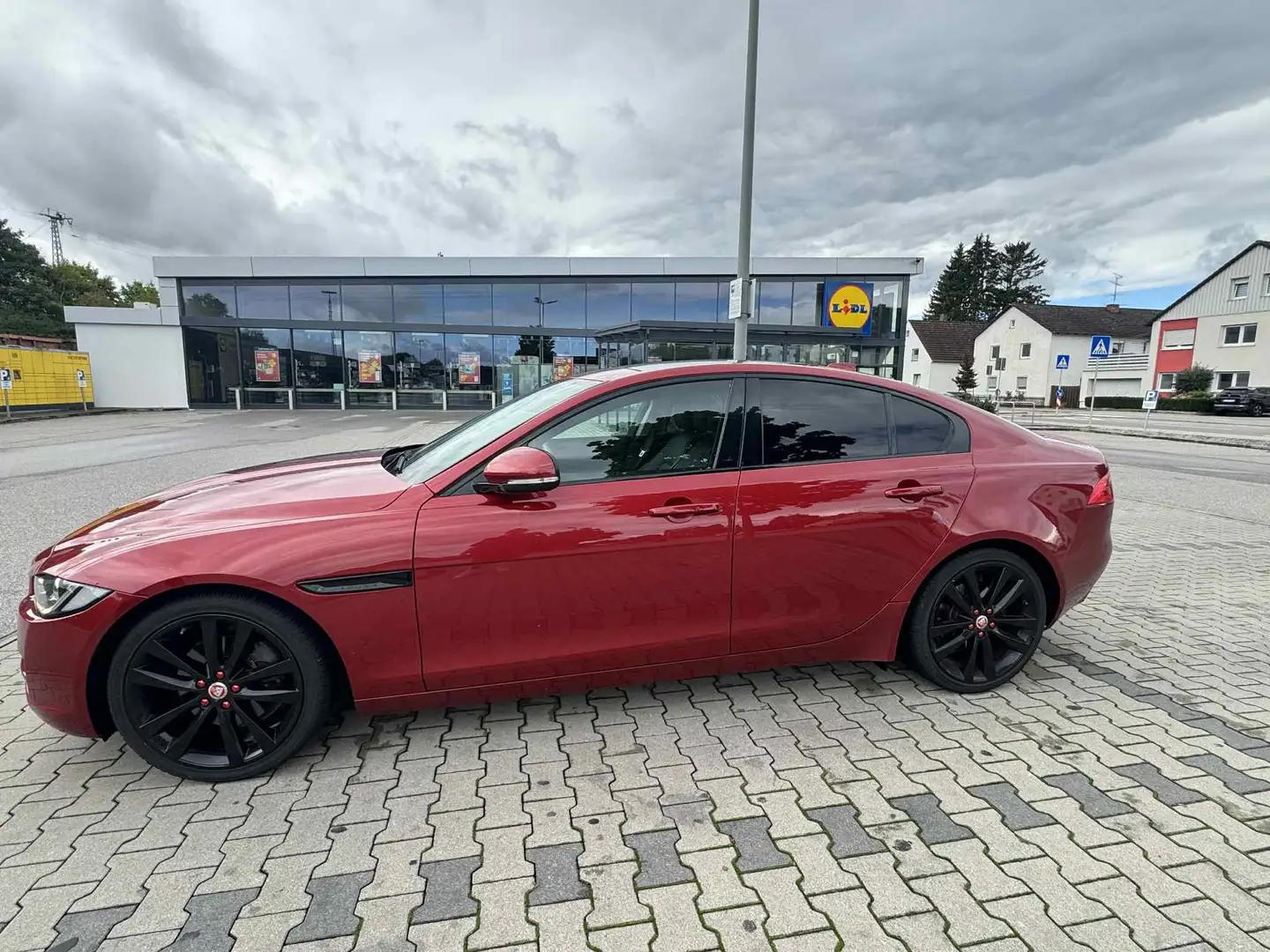 Jaguar XE XE 20d AWD Aut. Portfolio Roşu - 2