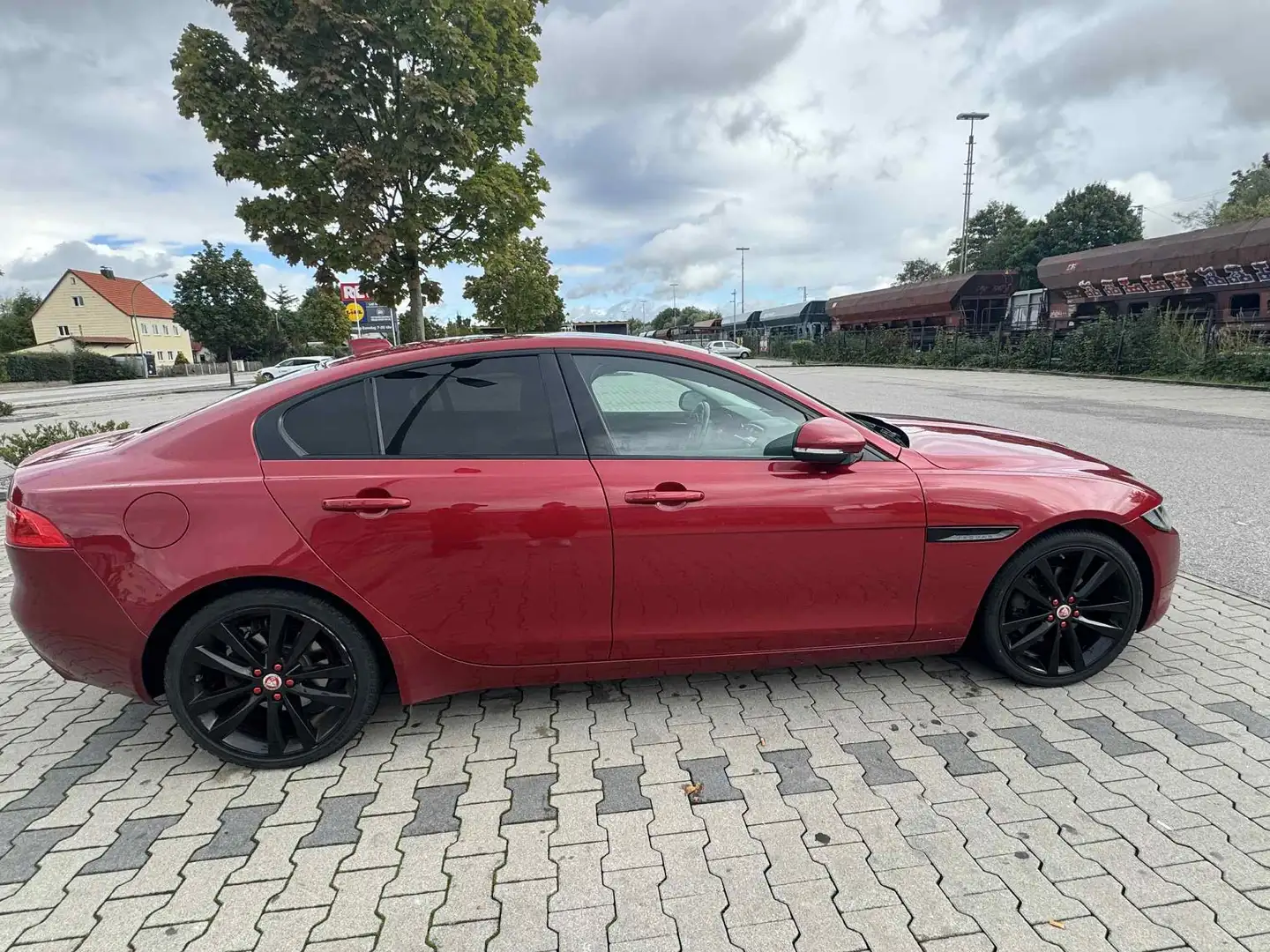Jaguar XE XE 20d AWD Aut. Portfolio Roşu - 1