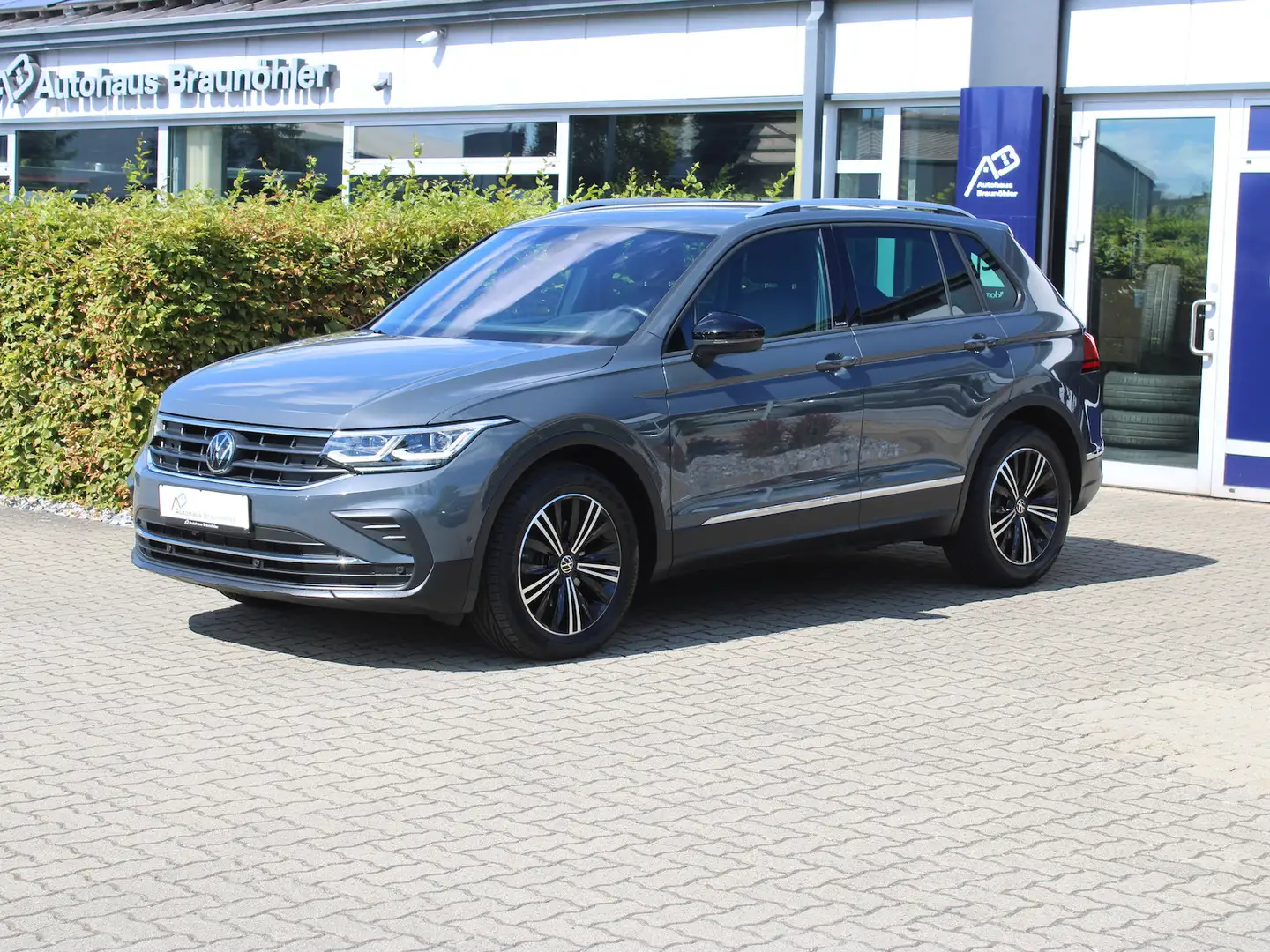 Volkswagen Tiguan Life 2.0 TDI Active*AHK*Keyless*Matrix*HUD* Grau - 2