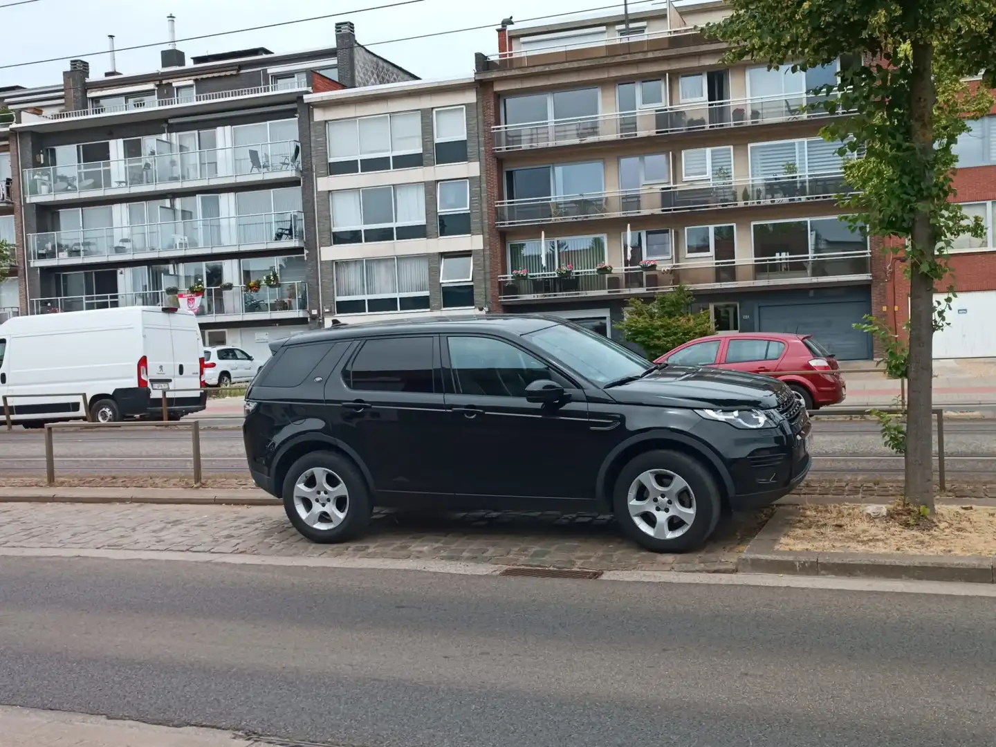Land Rover Discovery Sport TD4 HSE Zwart - 2