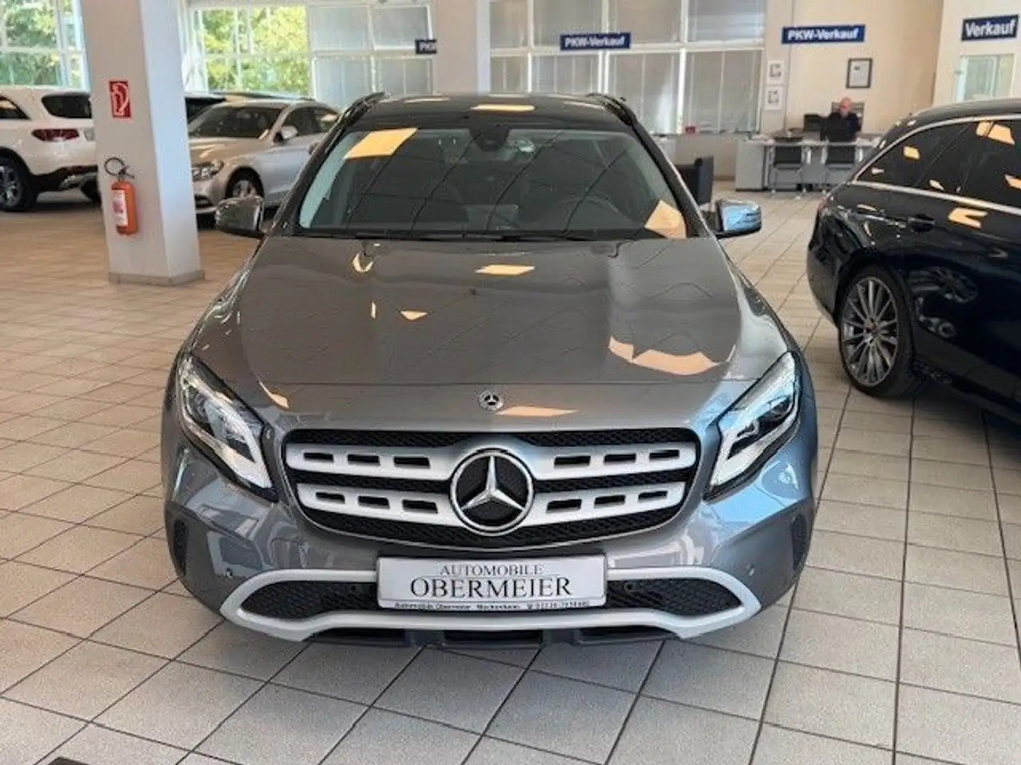 Mercedes-Benz GLA 200 7G-DCT LED SHZ TWA Rü-Ka Pano Navi Grijs - 2