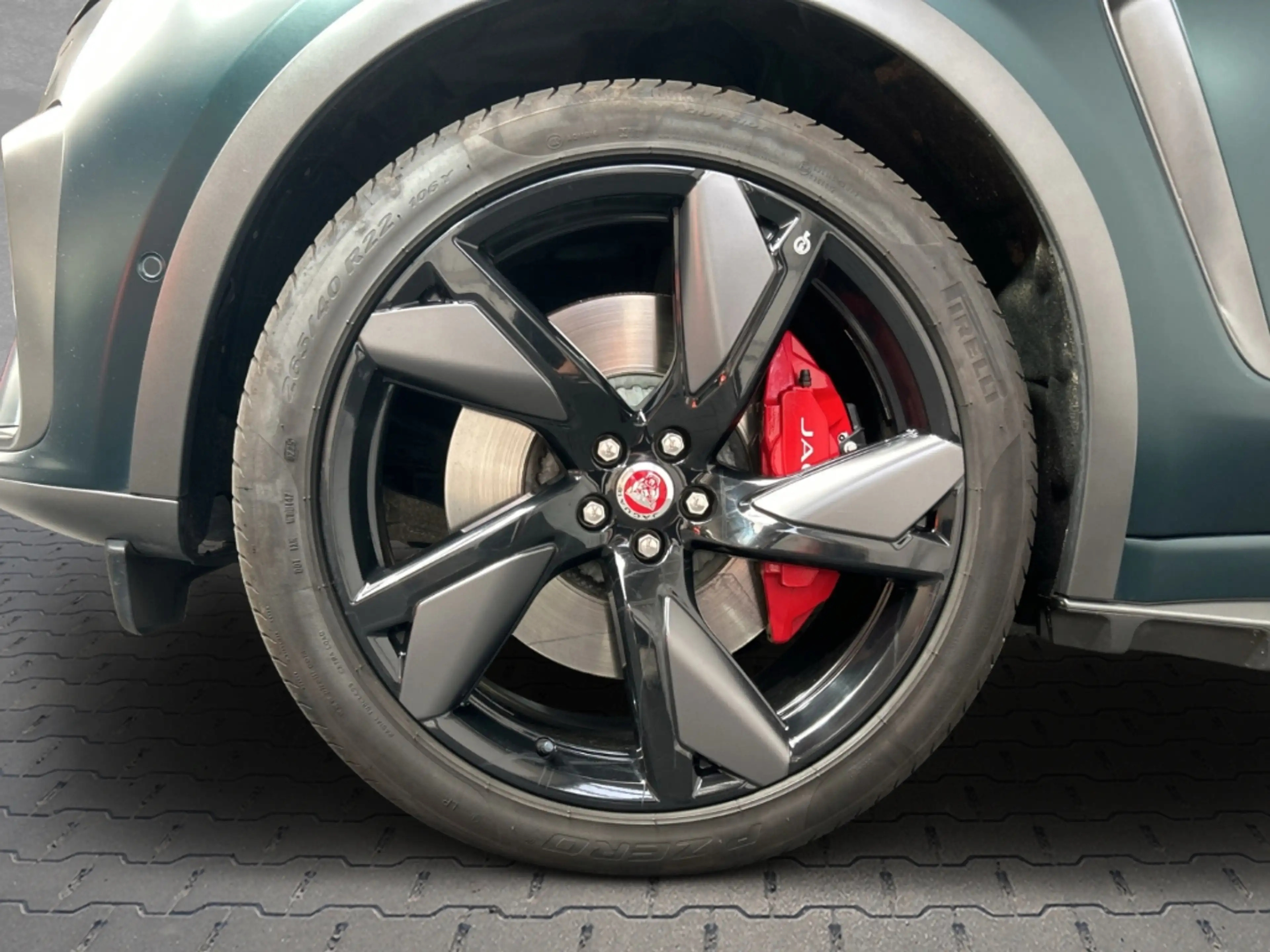 Jaguar F-Pace AWD P550 SVR Pano SVO Matt — photo 9