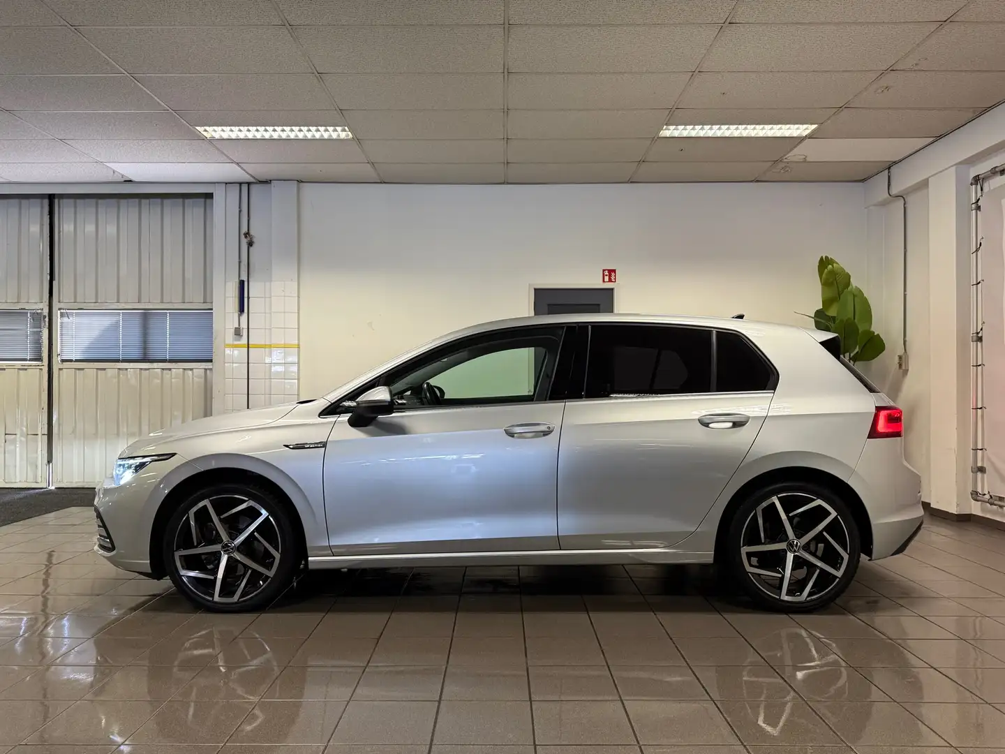 Volkswagen Golf 1.5 eTSI Style * NL Auto / Automaat / Panoramadak Gris - 2