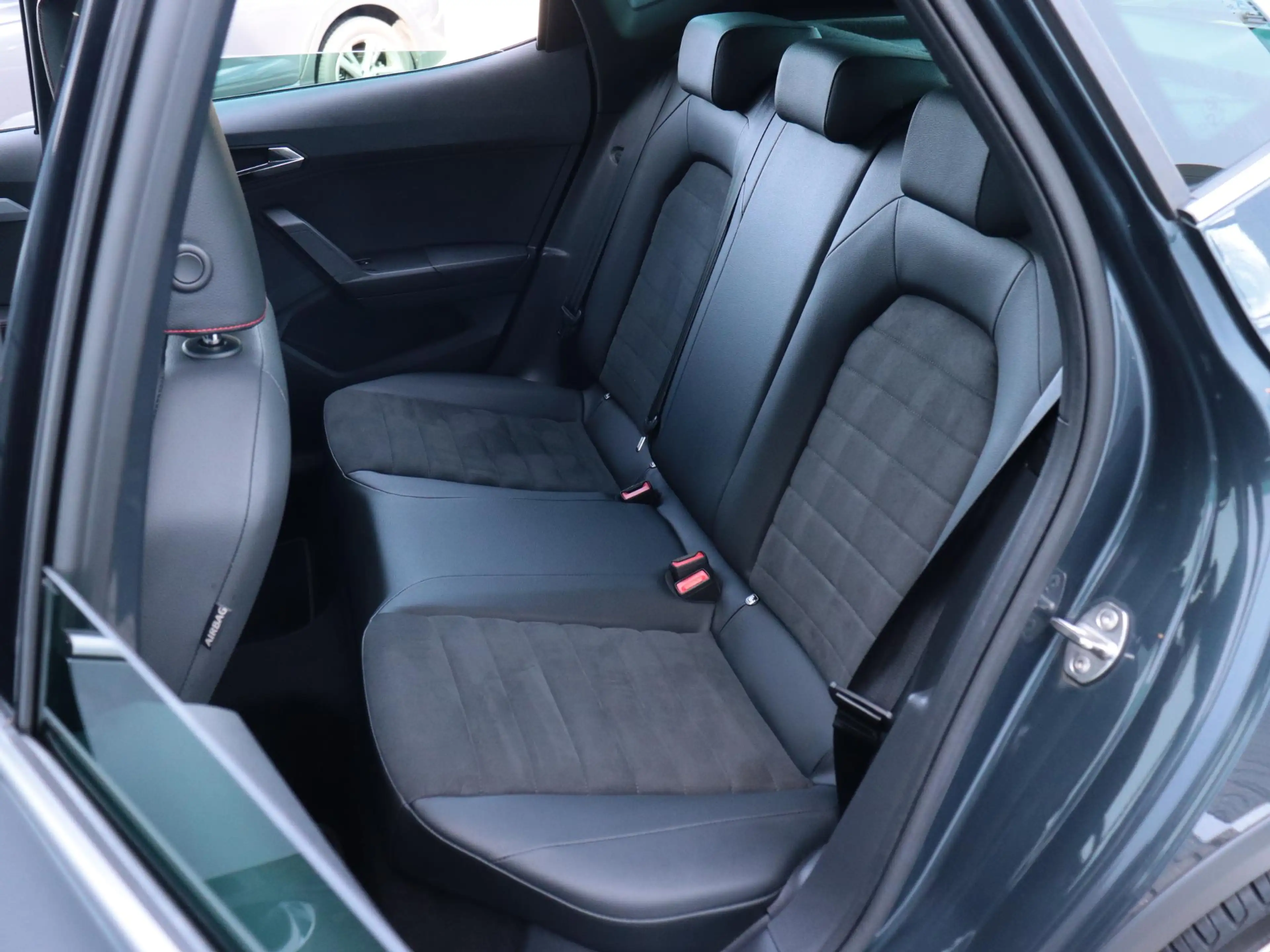SEAT Arona 1.0 TSI FR Limited Edition | Keyless | Camera | AC — photo 9