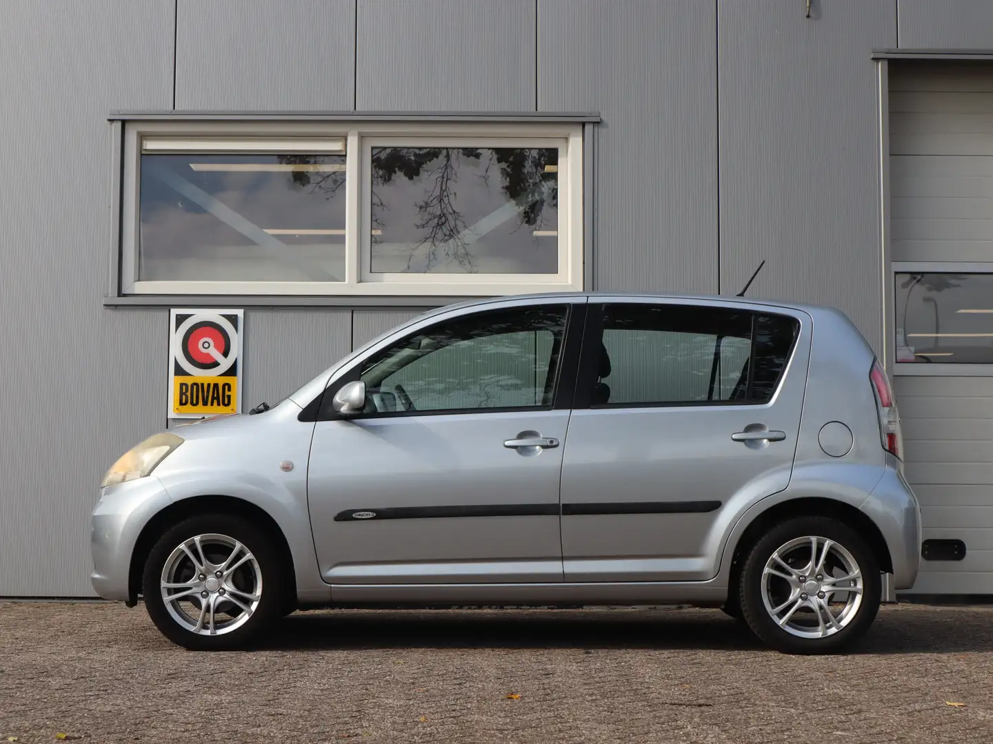 Daihatsu Sirion 2 1.3-16V Comfort / Automaat / Airco / Parkeersens Grijs - 2